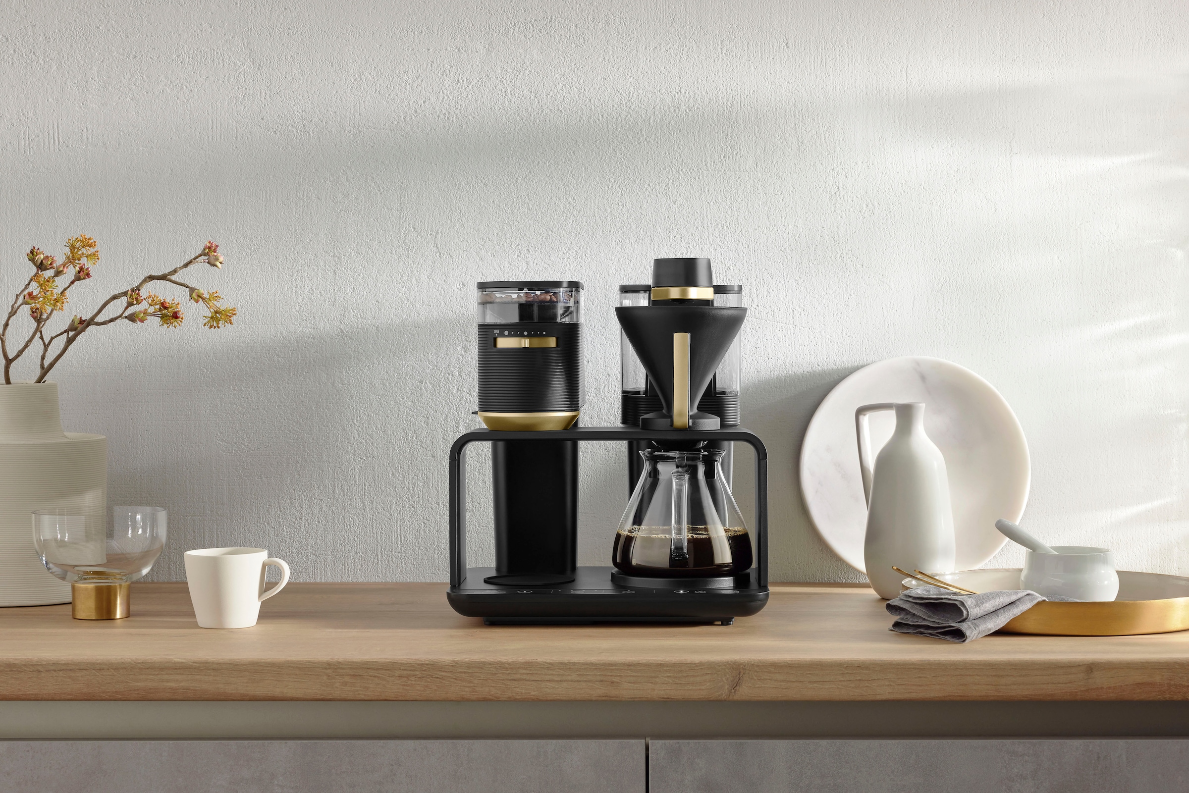 Melitta Kaffeemaschine mit Mahlwerk »EPOS® 1024-04«, 1 l Kaffeekanne, Papierfilter, 1x4, Schwarz/Gold, 360°rotierender Wasserauslauf