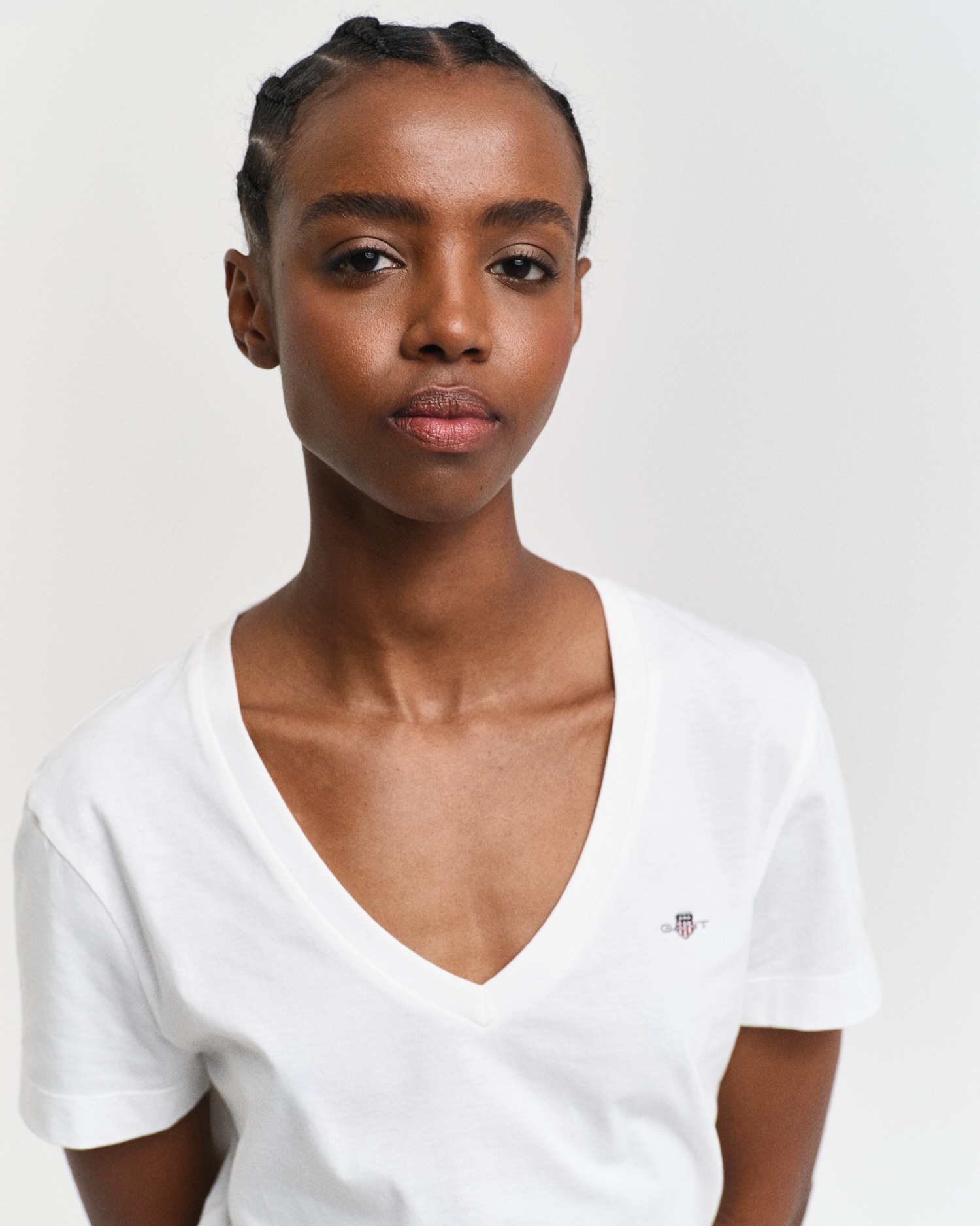 Gant T-Shirt »REG SHIELD KA V-NECK T-SHIRT«, mit einer kleinen Logostickerei auf der Brust