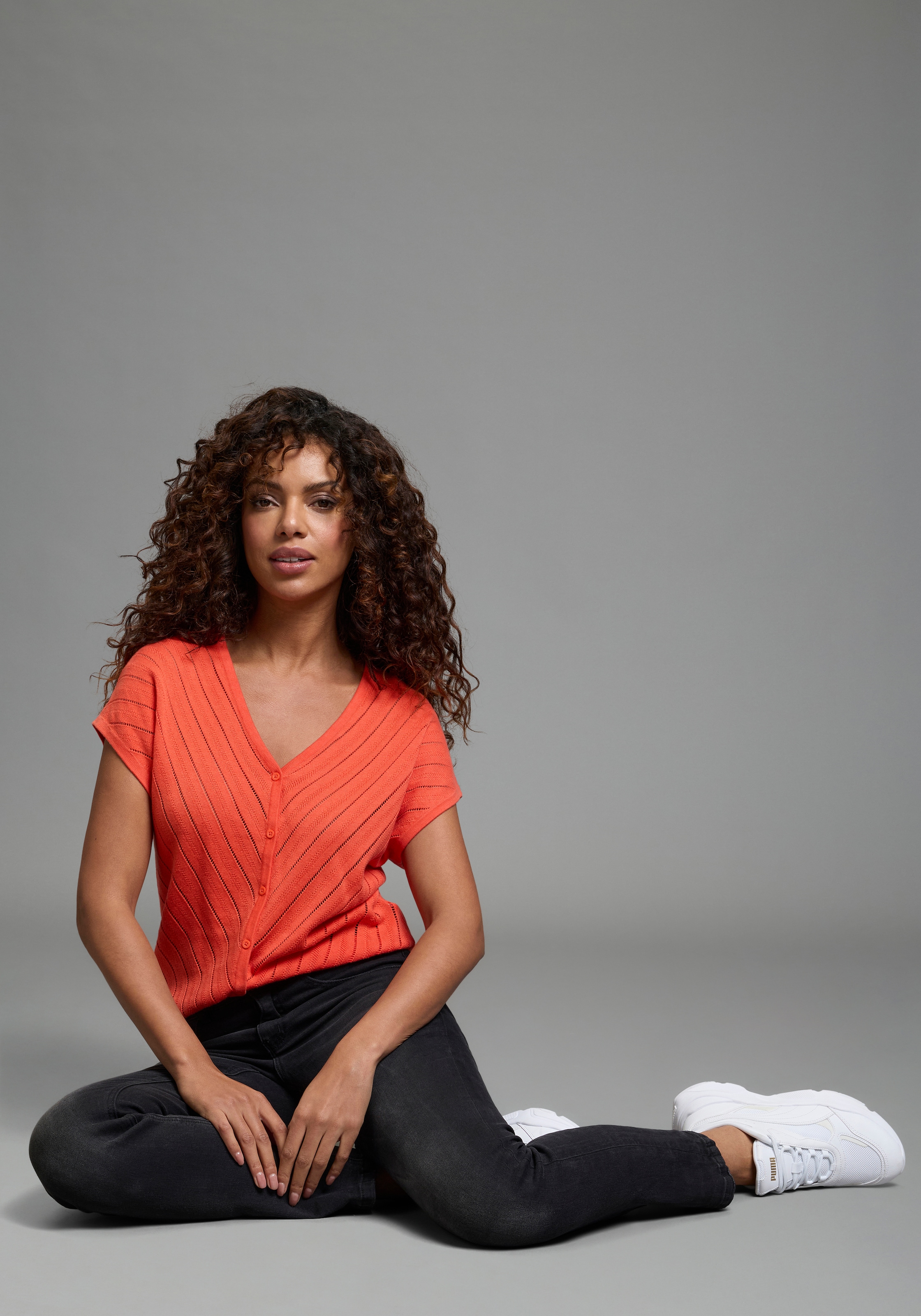 Laura Scott Strickjacke mit modernen Struktur und femininen V-Ausschnitt