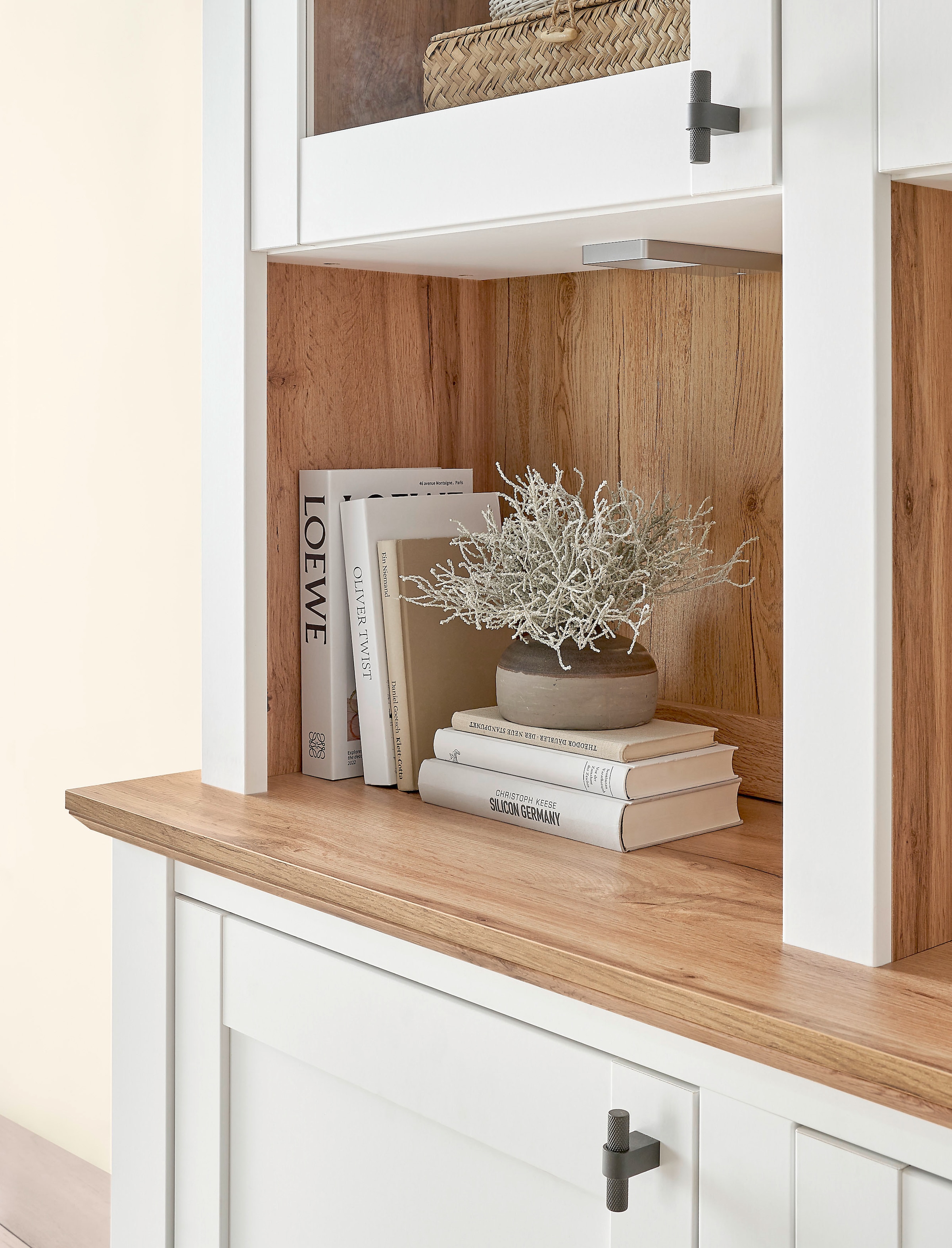 Home affaire Buffet »Bristol, Bücherschrank im Landhausstil, moderner Hochschrank« schwarze Metallgriffe, elegante Kranzoptik, mit Beleuchtung