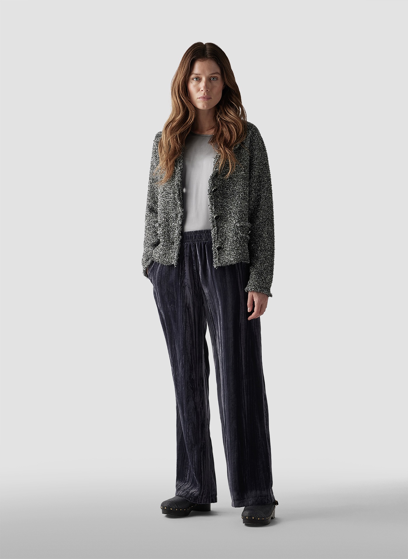LeComte Strickjacke »LeComte Bouclé-Strickjacke mit V-Ausschnitt und Knopfdetails«