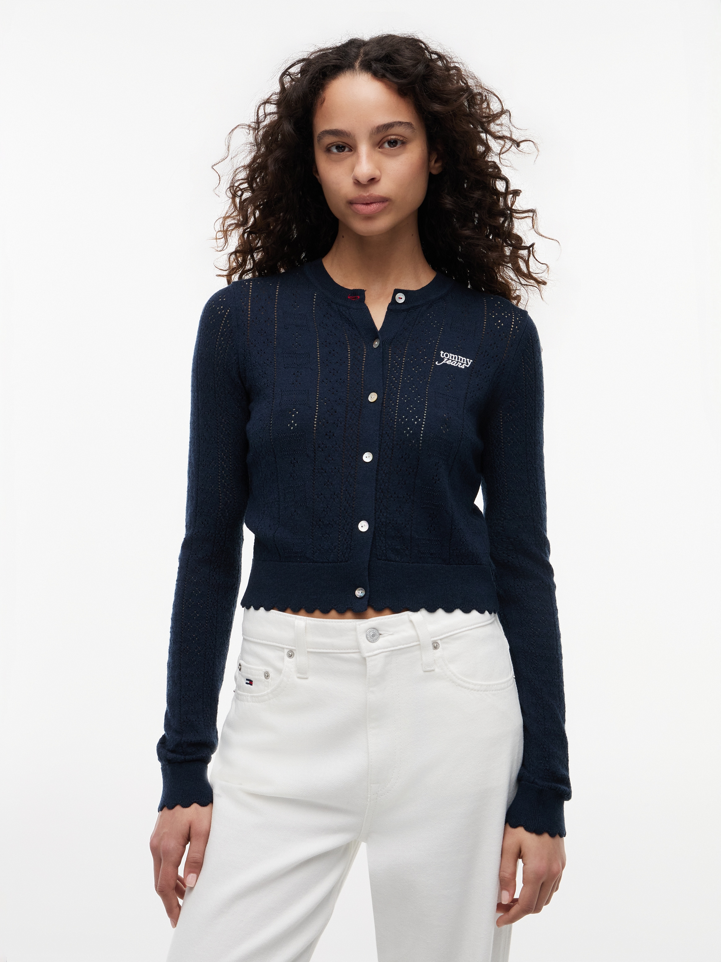 Tommy Jeans Strickjacke "TJW POINTELLE CARDIGAN" Viskosemischung, Pointelle Strick, gewellter Saum, Logo Stickerei