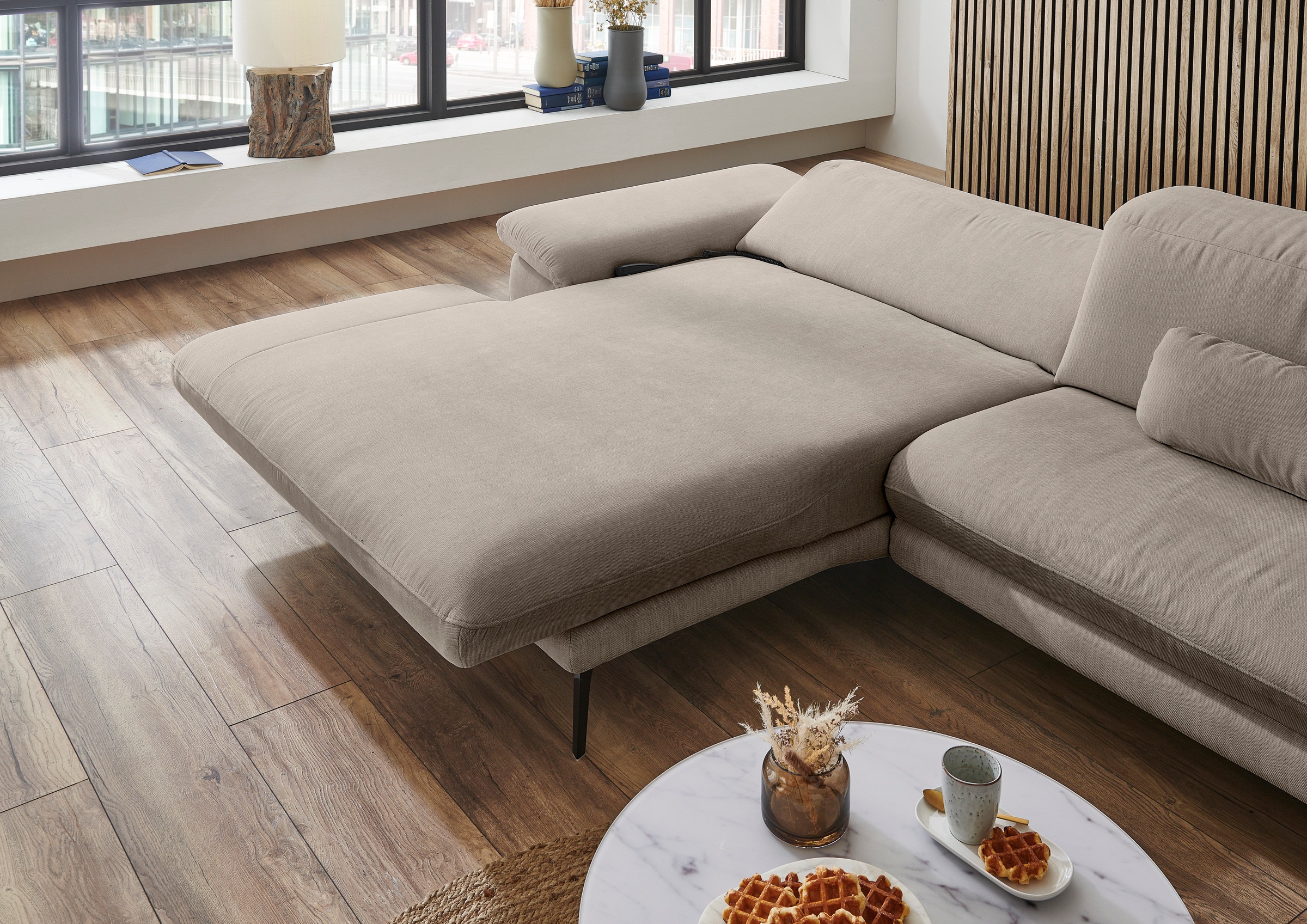 Die PlanBar Ecksofa »MP-IN22025 L-Form«, mit Kopfteilverstellung, wahlweise mit motorischem Canape