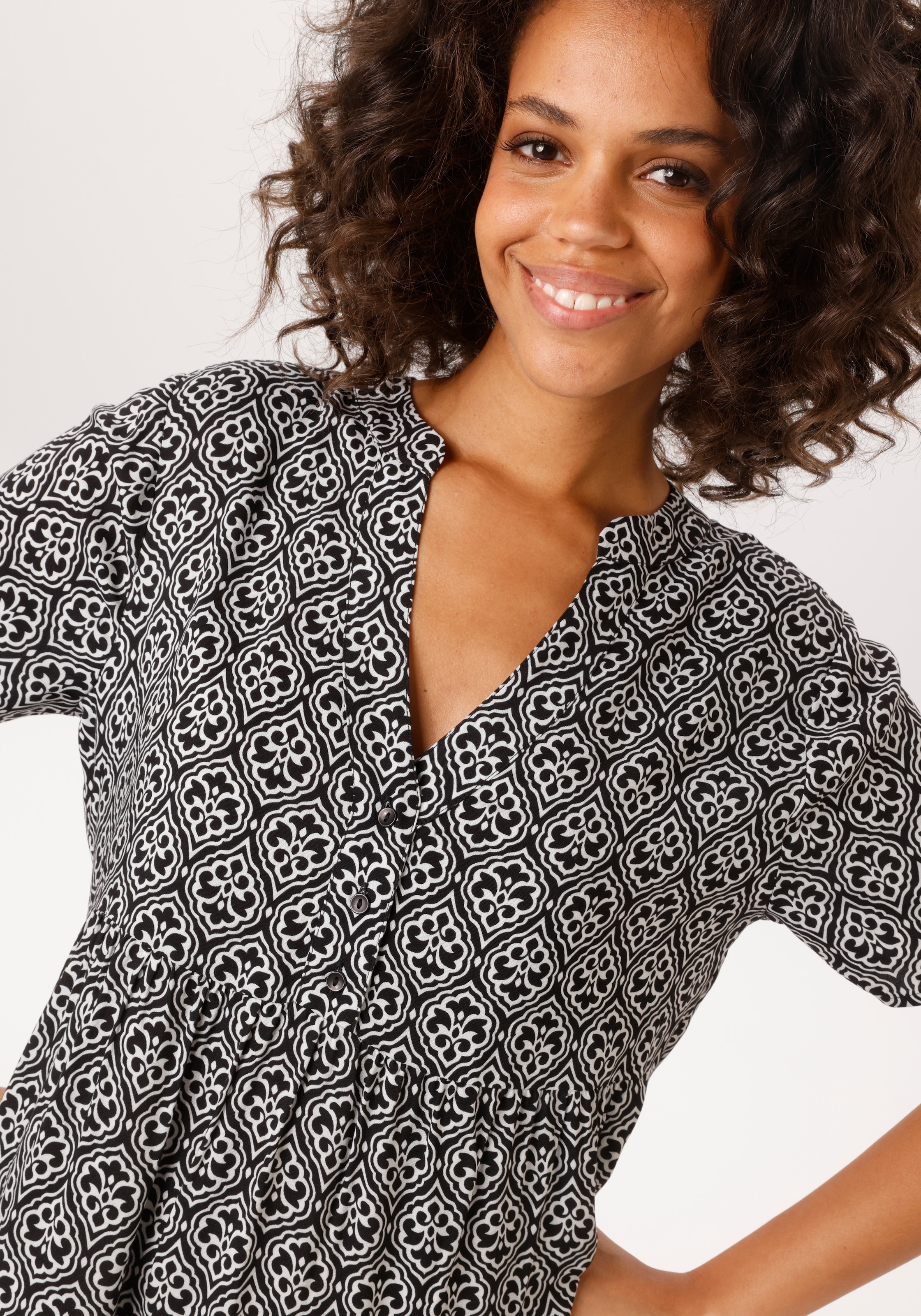 Aniston CASUAL Sommerkleid mit fantasievollem, grafischen Druck - NEUE KOLLEKTION