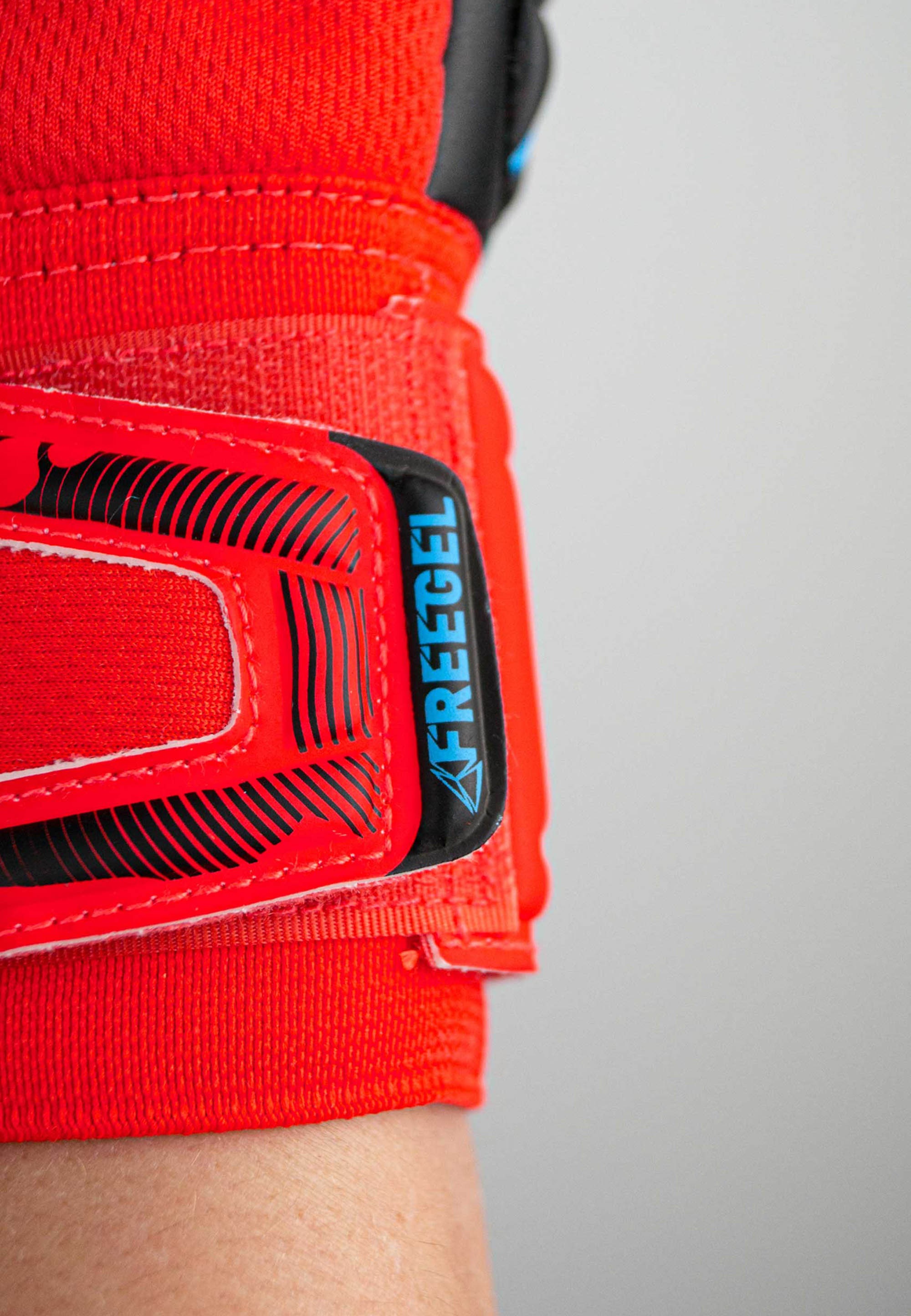 Reusch Torwarthandschuhe »Attrakt Freegel Silver«, mit hervorragendem Grip