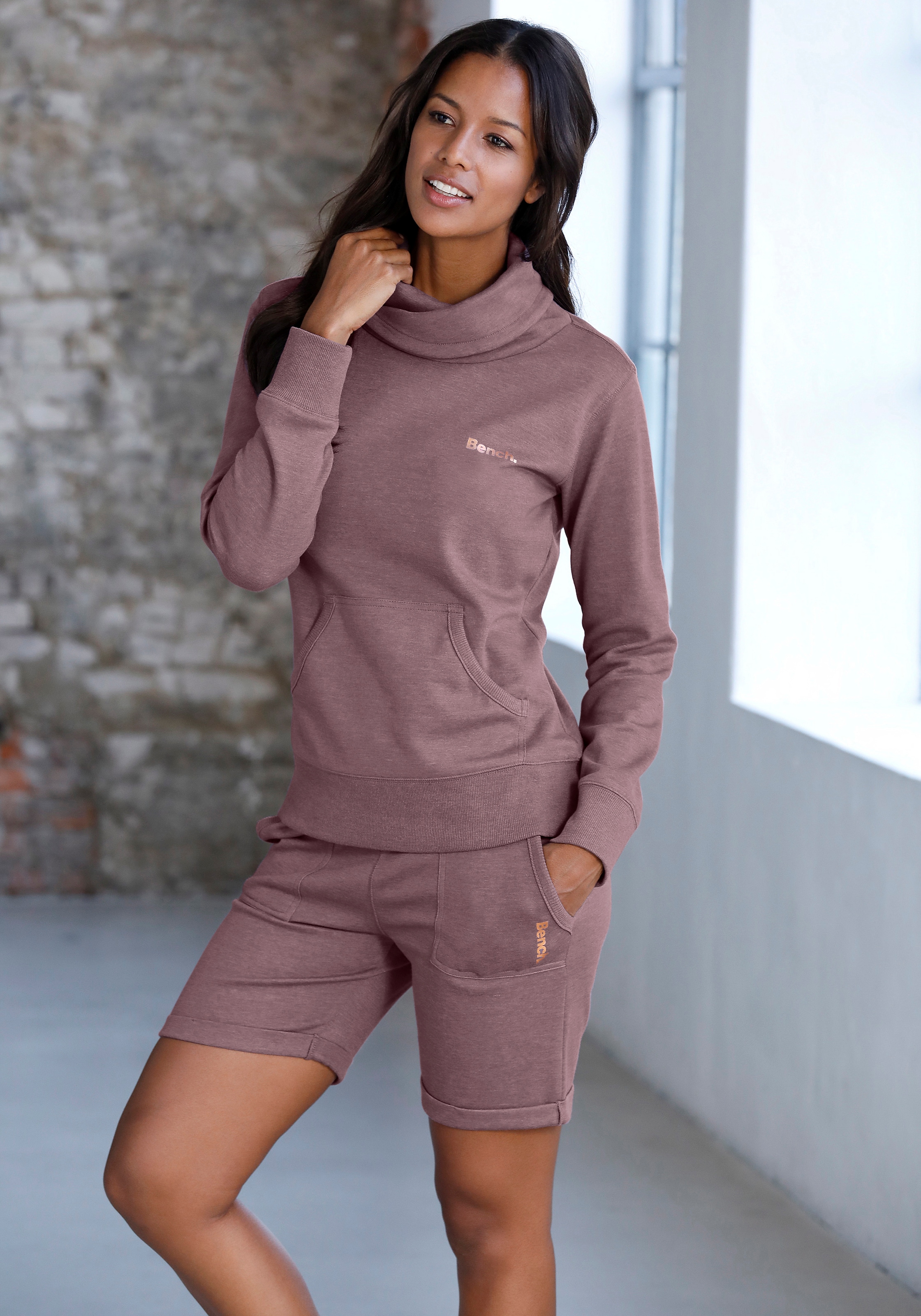 Bench. Loungewear Longsweatshirt mit Stehkragen in Layeroptik und Känguruta günstig online kaufen