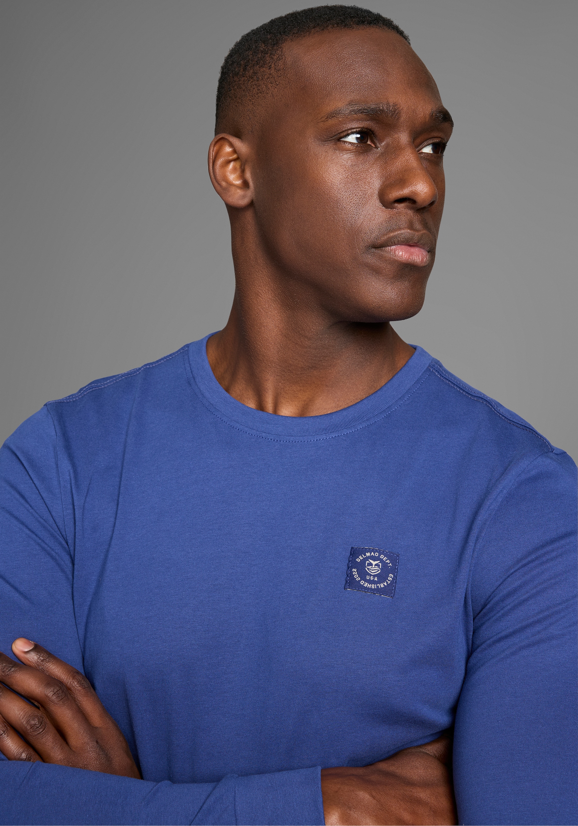 DELMAO Rundhalsshirt, mit Markenlabel