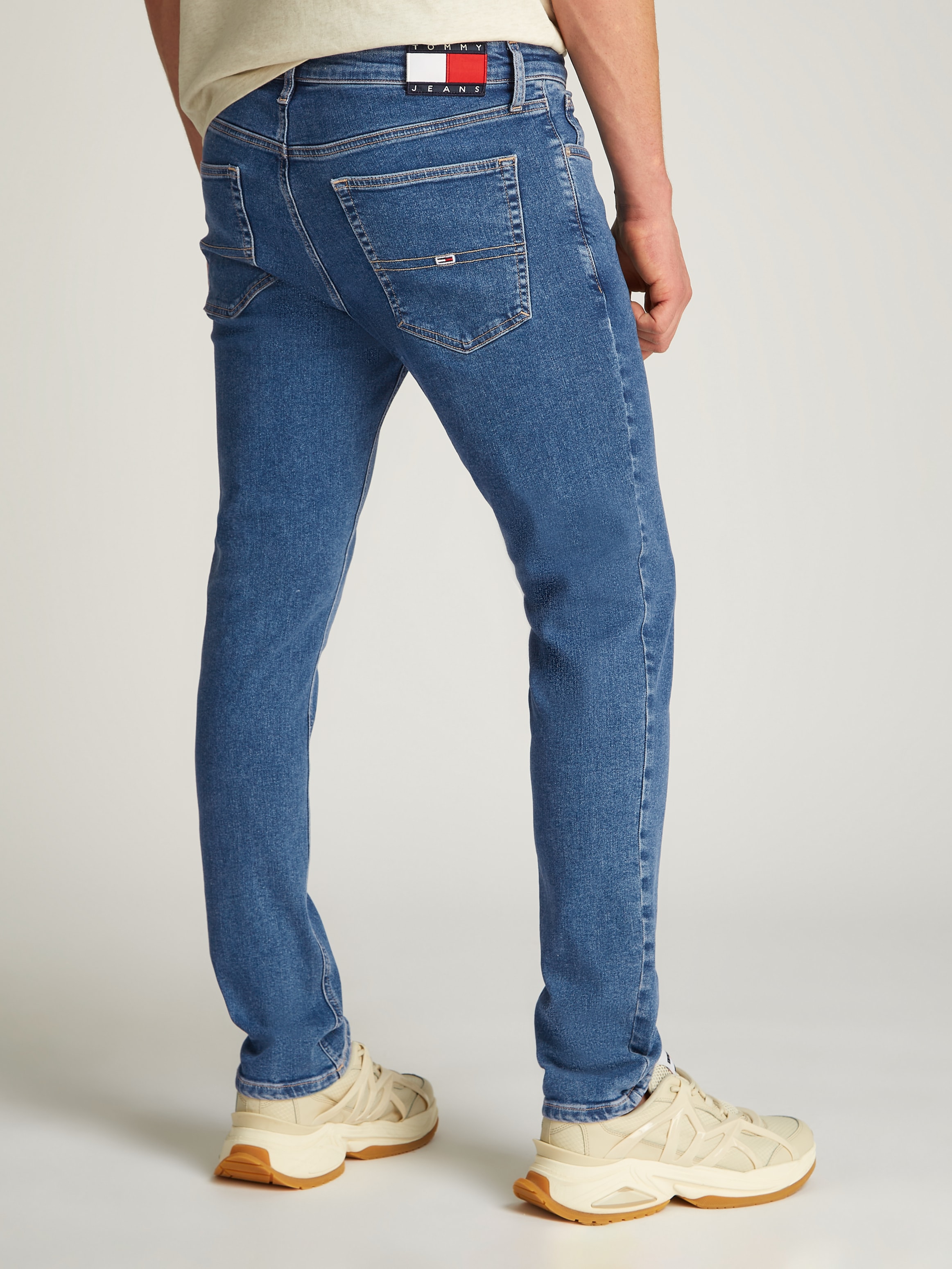 Tommy Jeans Tapered-fit-Jeans "Austim Slim Tapered", mit Logostickereien günstig online kaufen