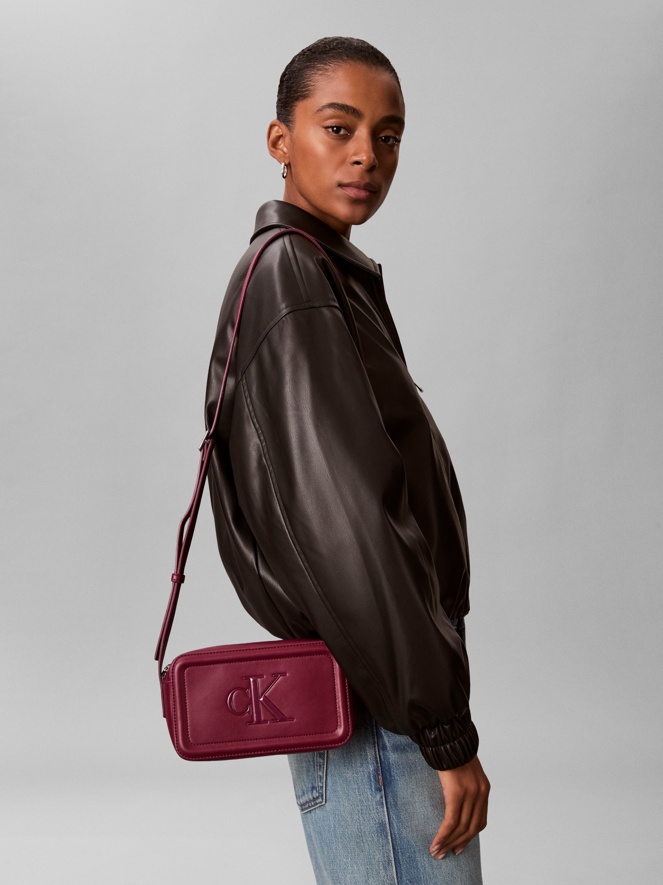 Calvin Klein Mini Bag "BOLD CK CAMERA BAG" kleine Damen-Umhängetasche, Schu günstig online kaufen