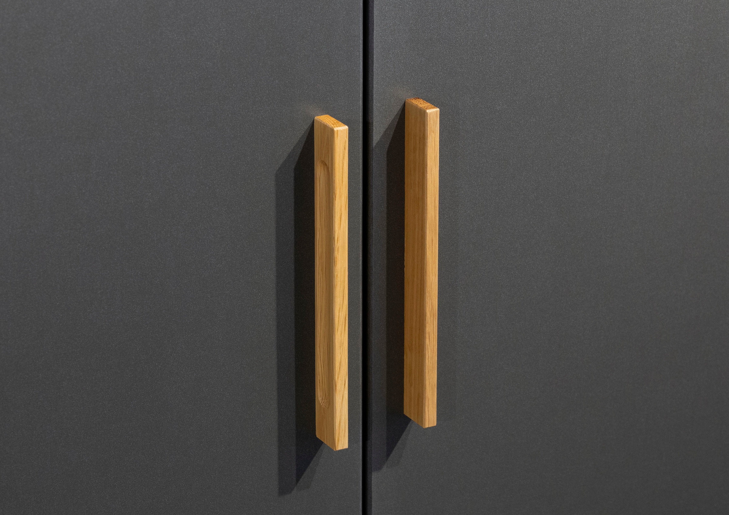 rauch Drehtürenschrank »Kleiderschrank Schrank Garderobe Wäscheschrank SHINJO«, (in 3 verschiedenen Ausstattungen BASIC/CLASSIC/PREMIUM), Griffe und Füße aus Massivholz, viel Stauraum MADE IN GERMANY