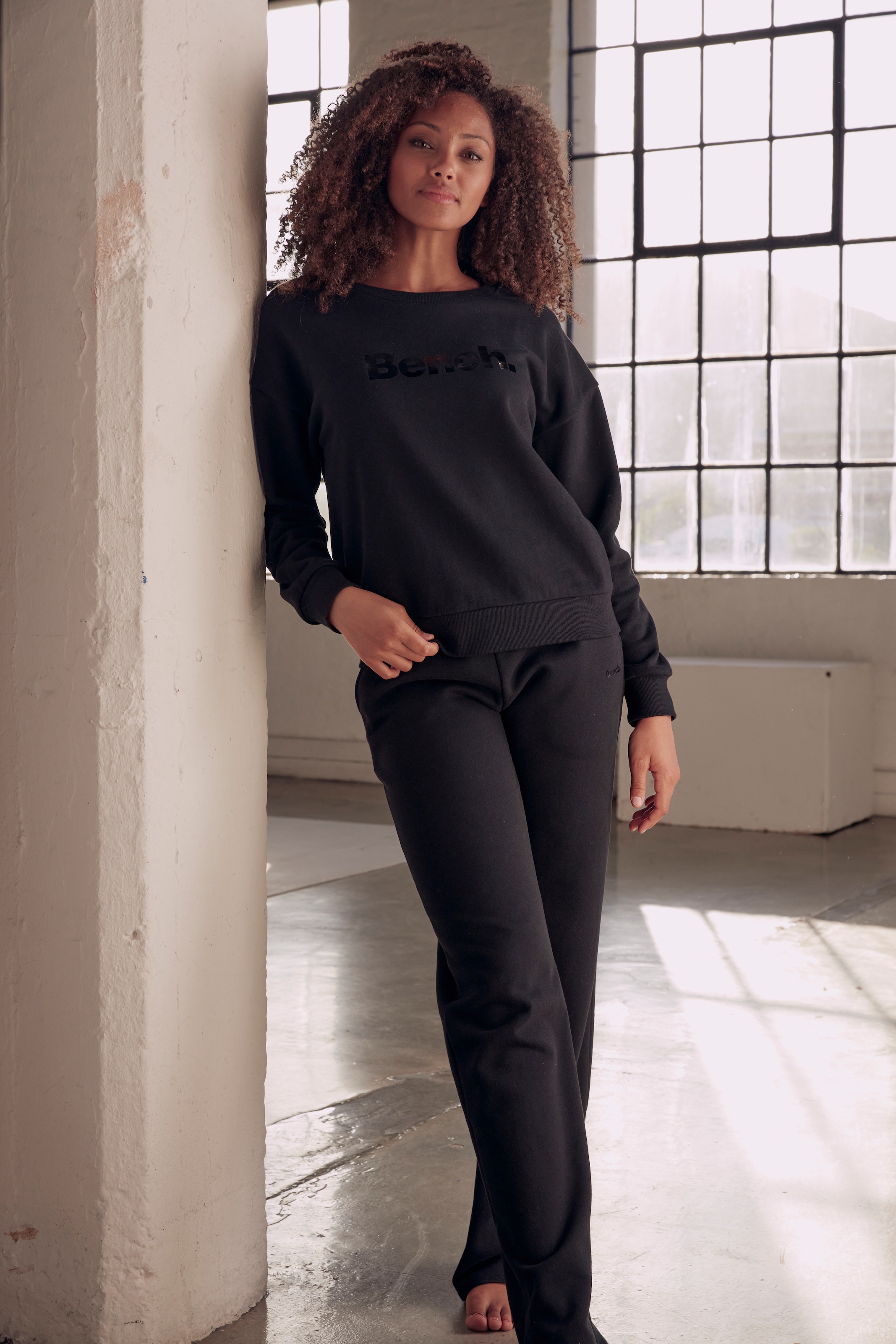 Bench. Loungewear Sweatshirt, mit glänzendem Logodruck, Loungewear