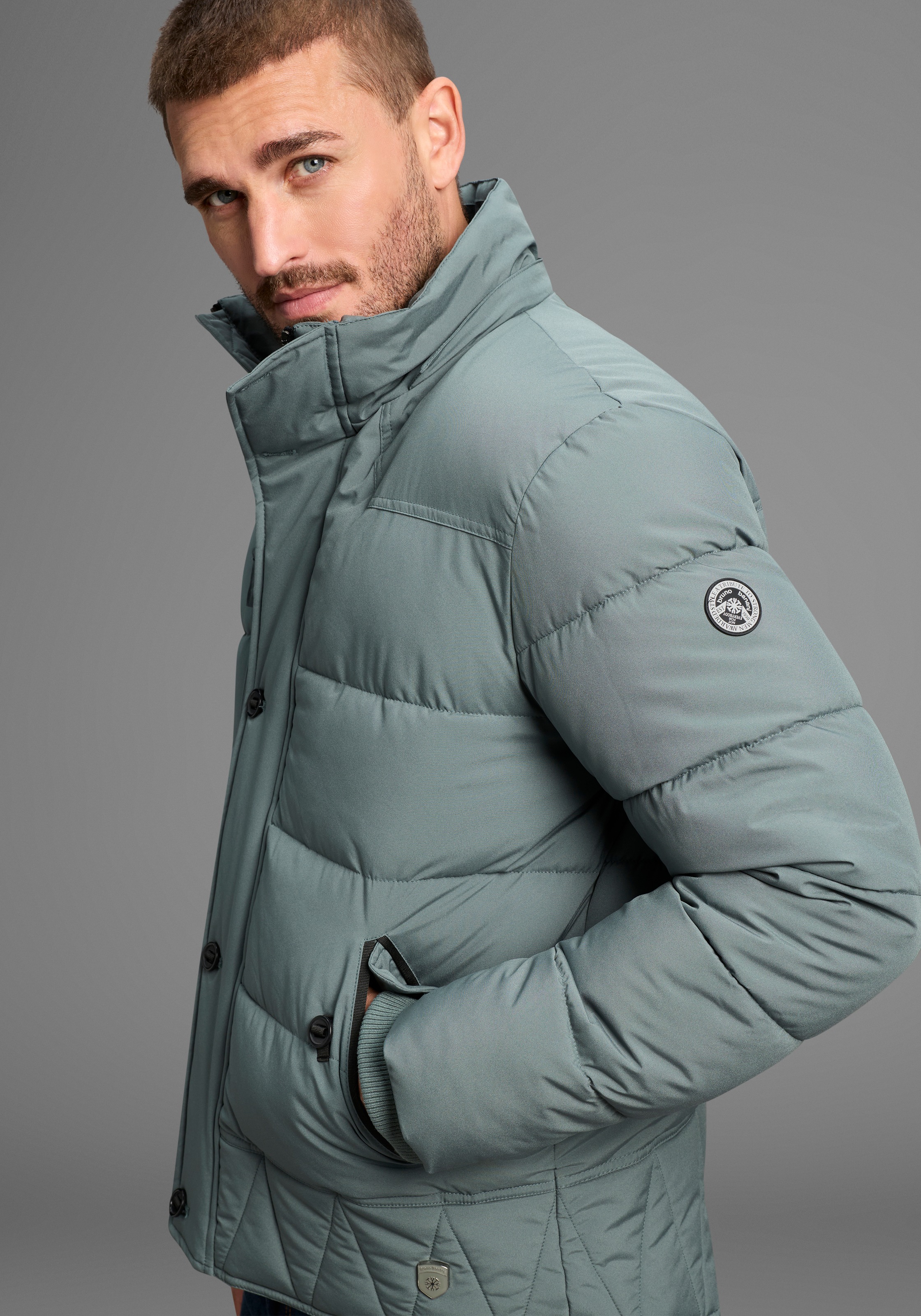 Bruno Banani Steppjacke, mit Kapuze, für Übergangswetter, wasserabweisend, taillierter Schnitt