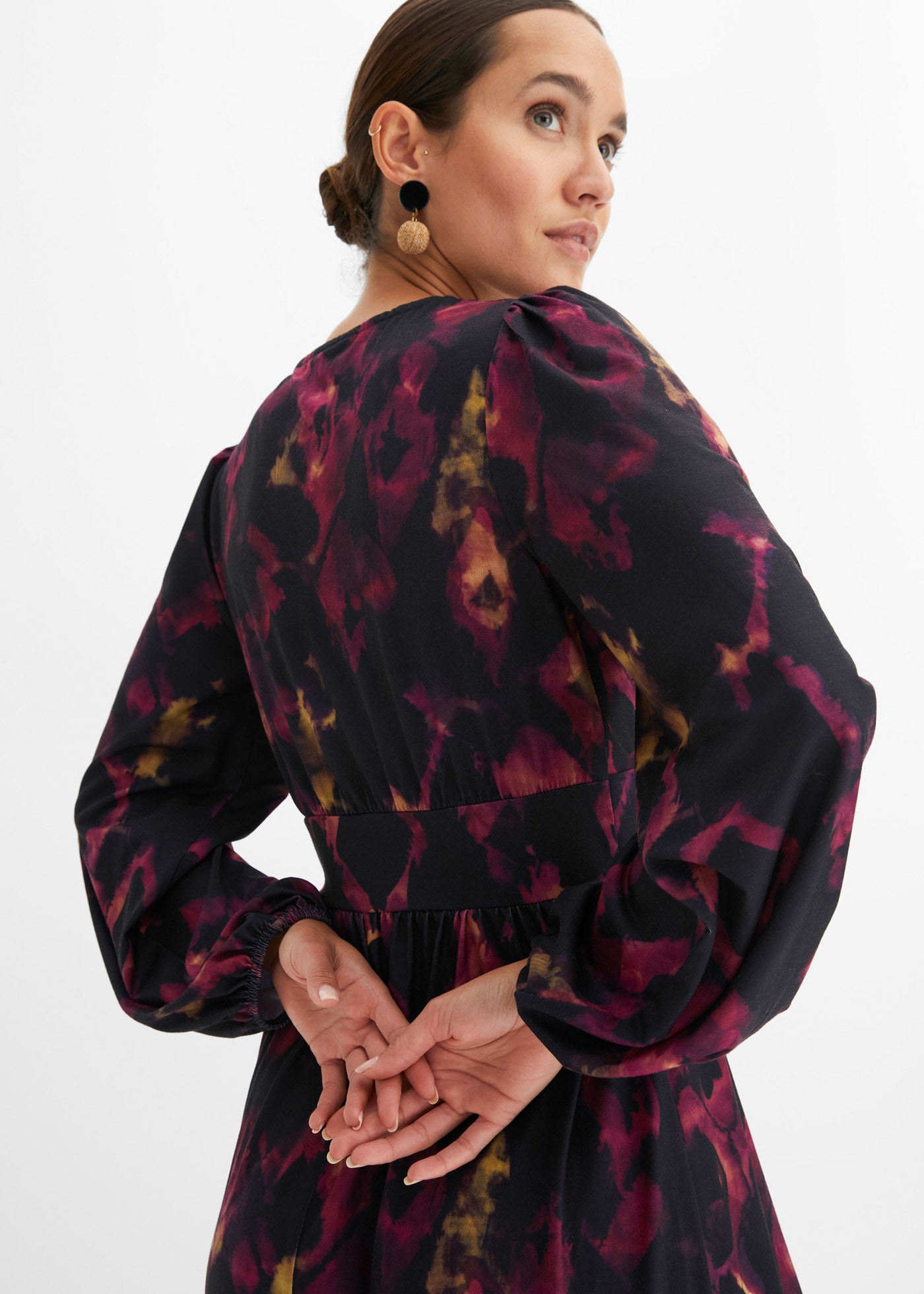 bonprix Midikleid aus Polyester und Elasthan, Slim Fit Passform, schwingender Rock