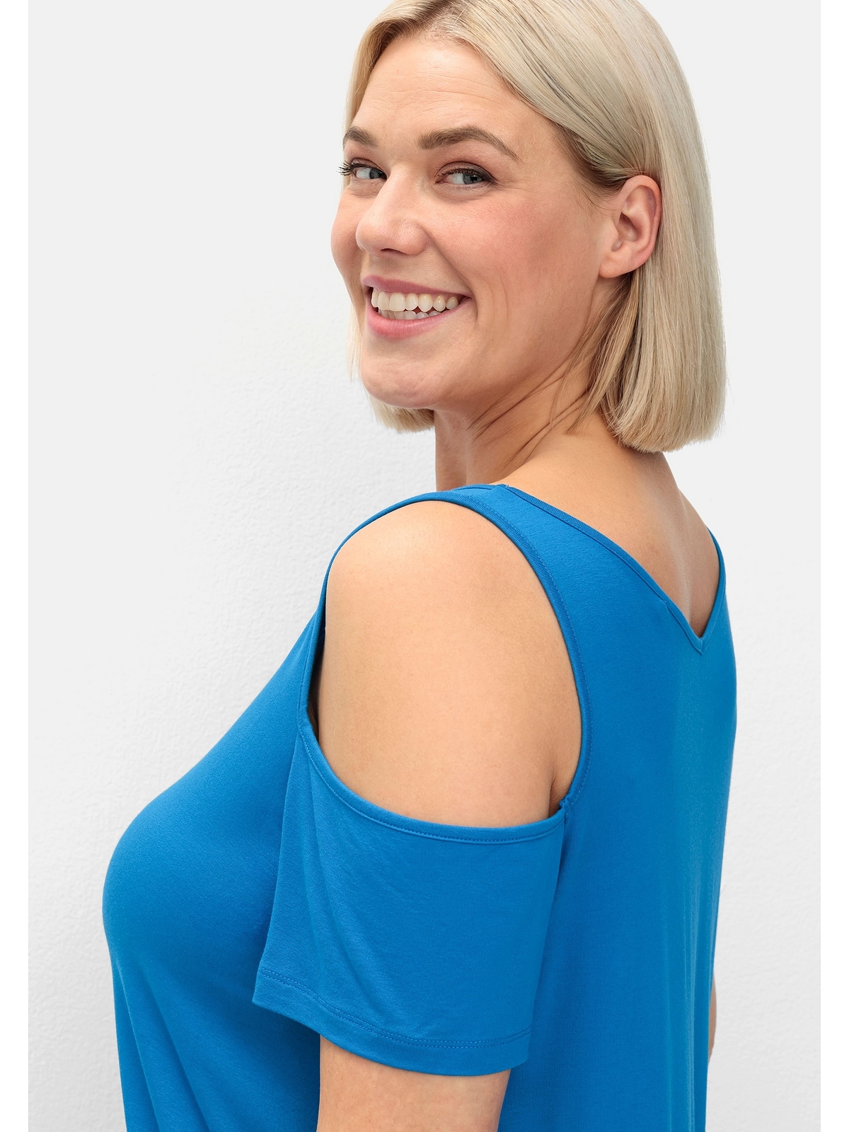 Sheego T-Shirt »Große Größen«, mit V-Ausschnitt, im schulterfreien Look