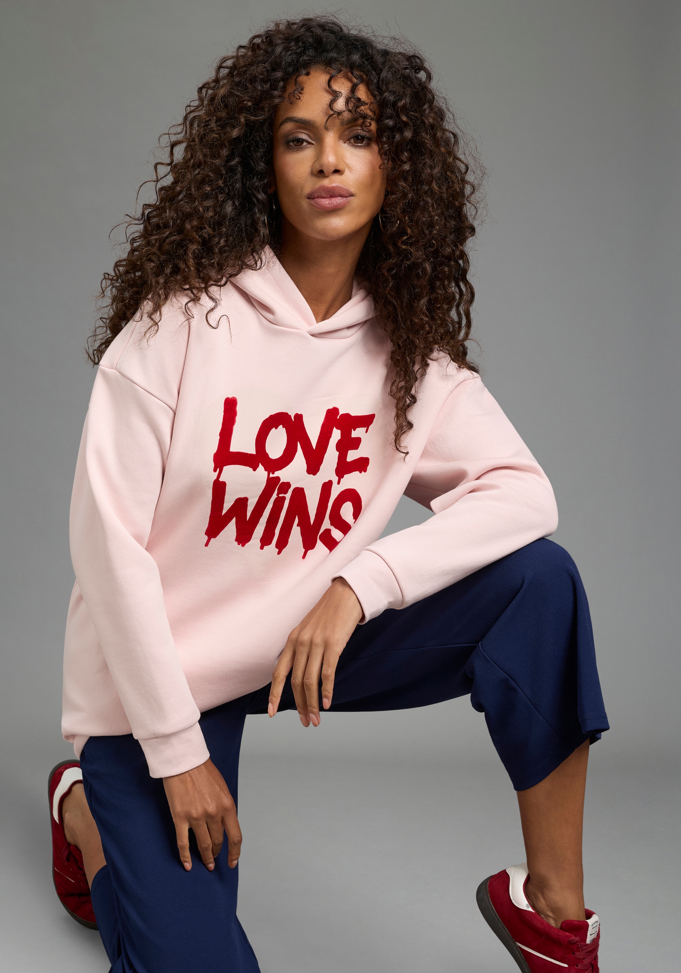 Laura Scott Kapuzensweatshirt, in kuschliger Sweatware und samtigen Frontdruck