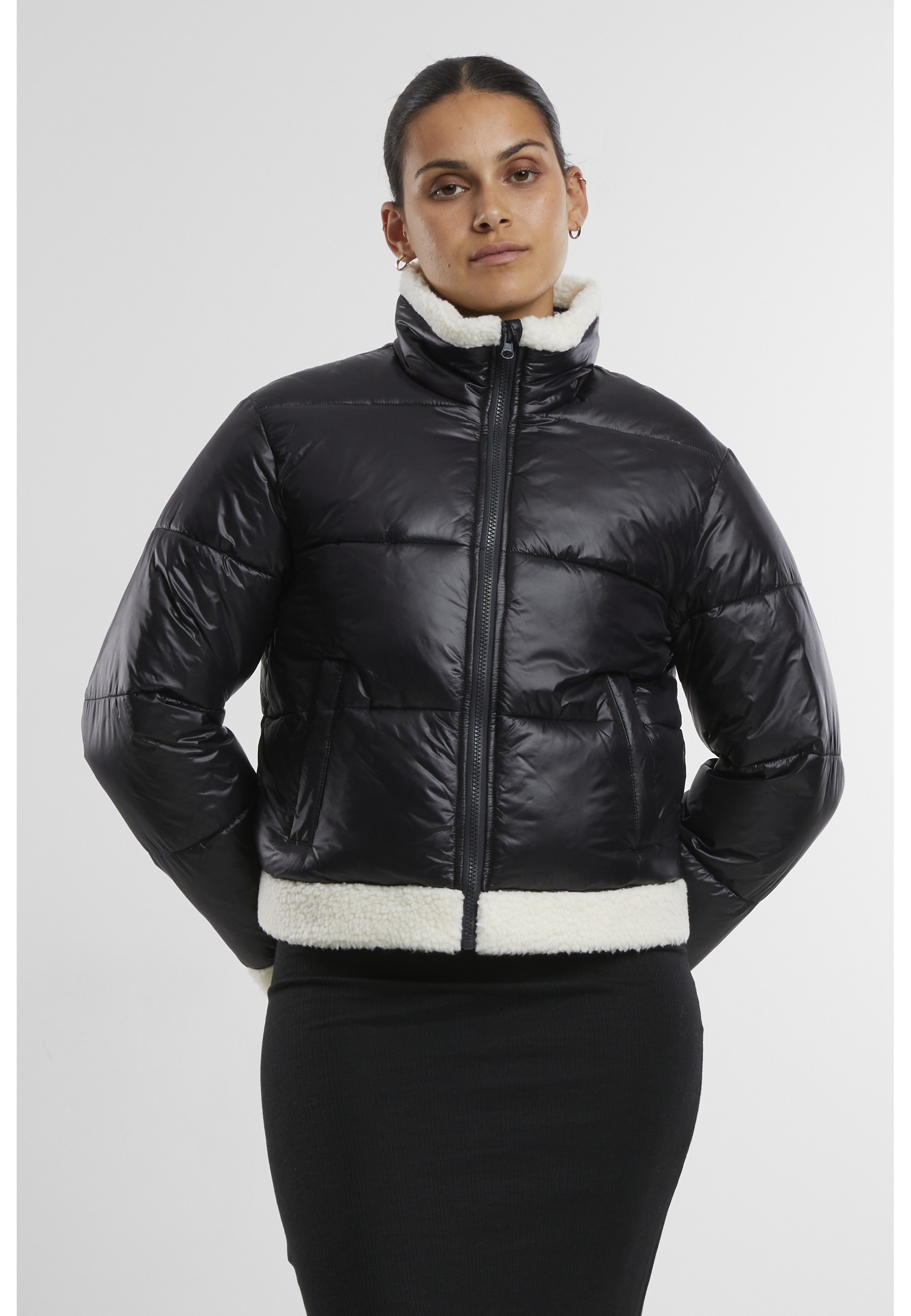 URBAN CLASSICS Allwetterjacke »Urban Classics Ladies Recycled Shiny Puffer Sherpa Jacket« 1 Stk. tlg. ohne Kapuze