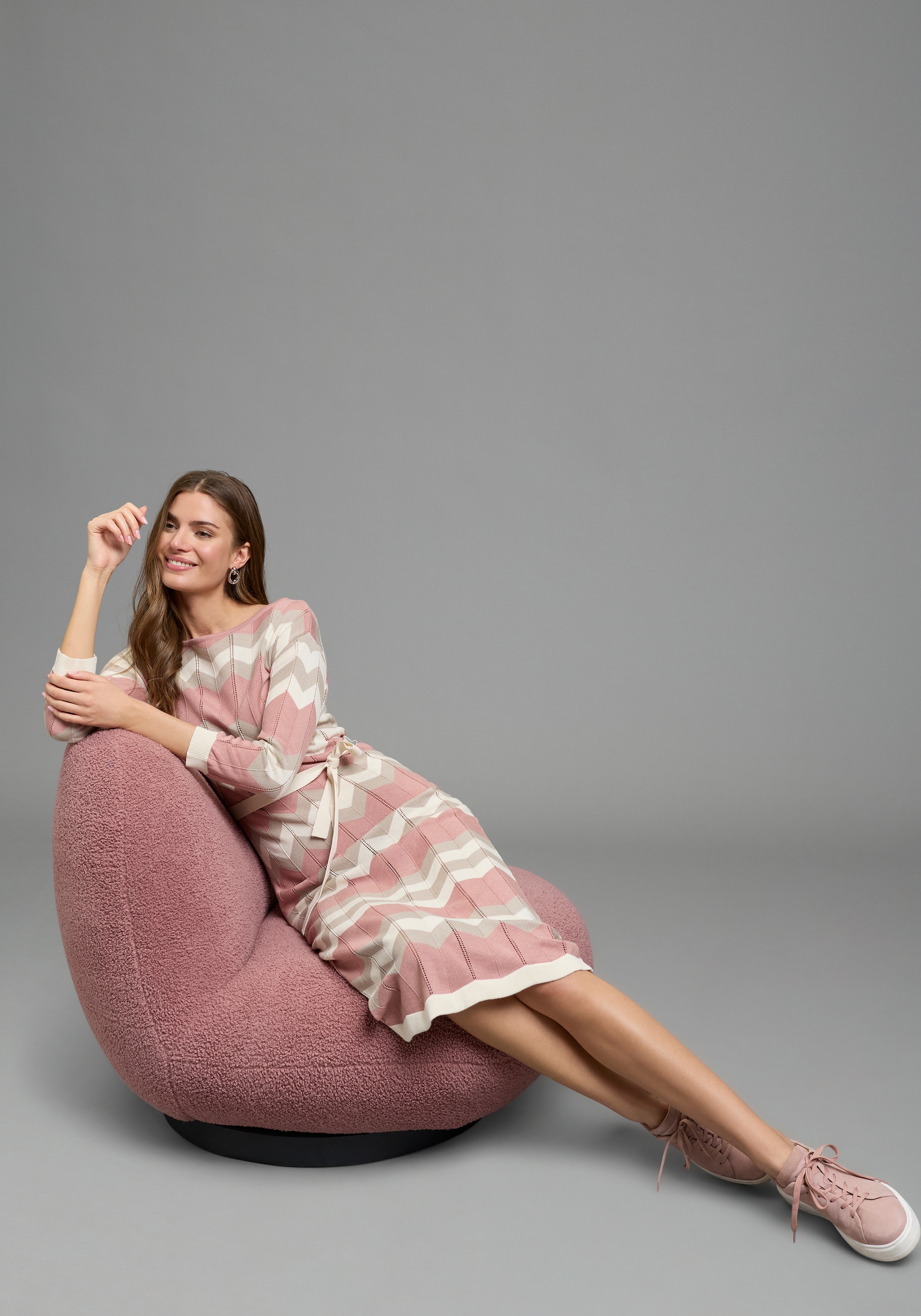 Laura Scott Strickkleid mit modernem Zickzack-Muster