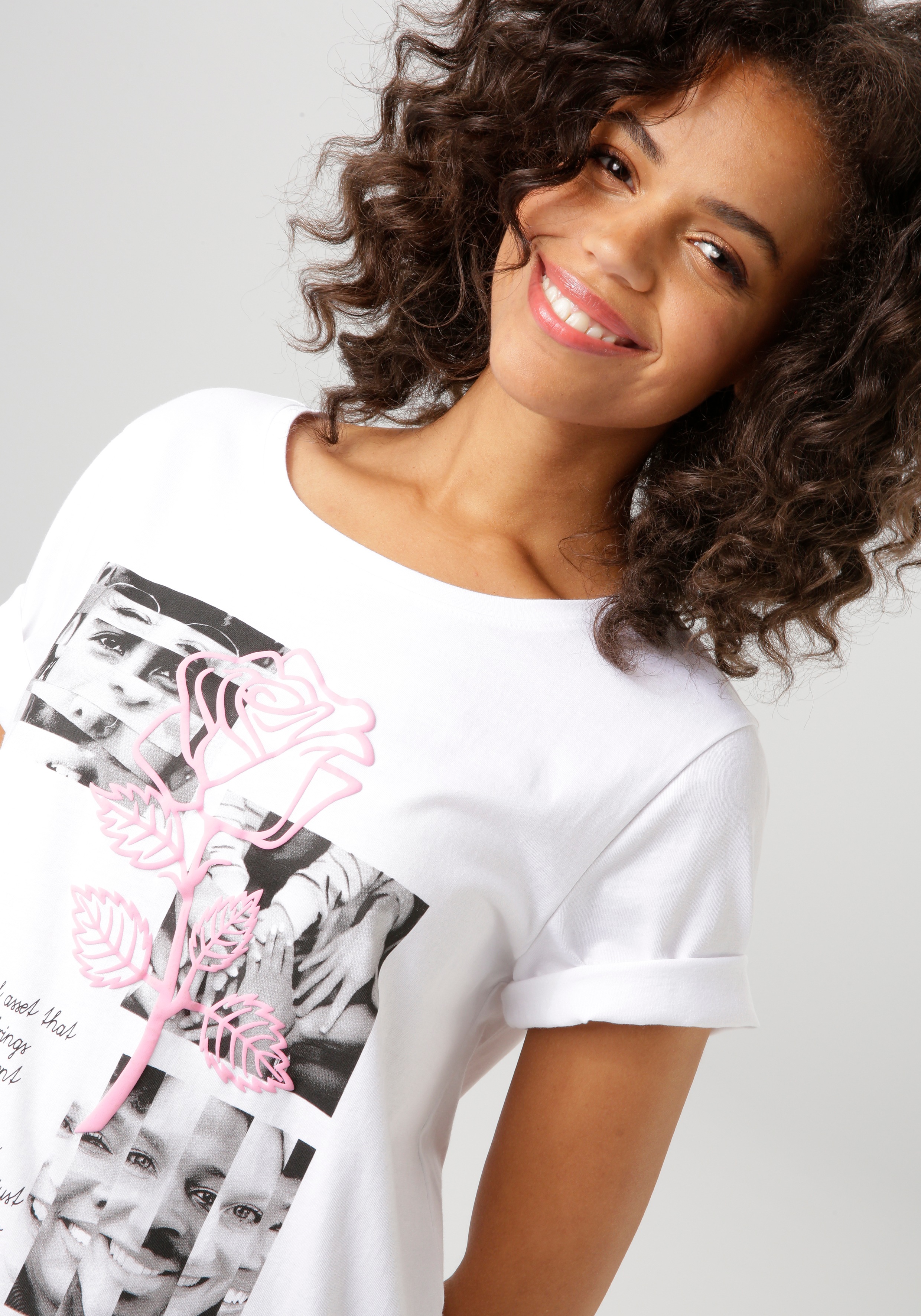 Thumbnail - Aniston CASUAL T-Shirt, mit Rose verzierter Diversity-Frontprint