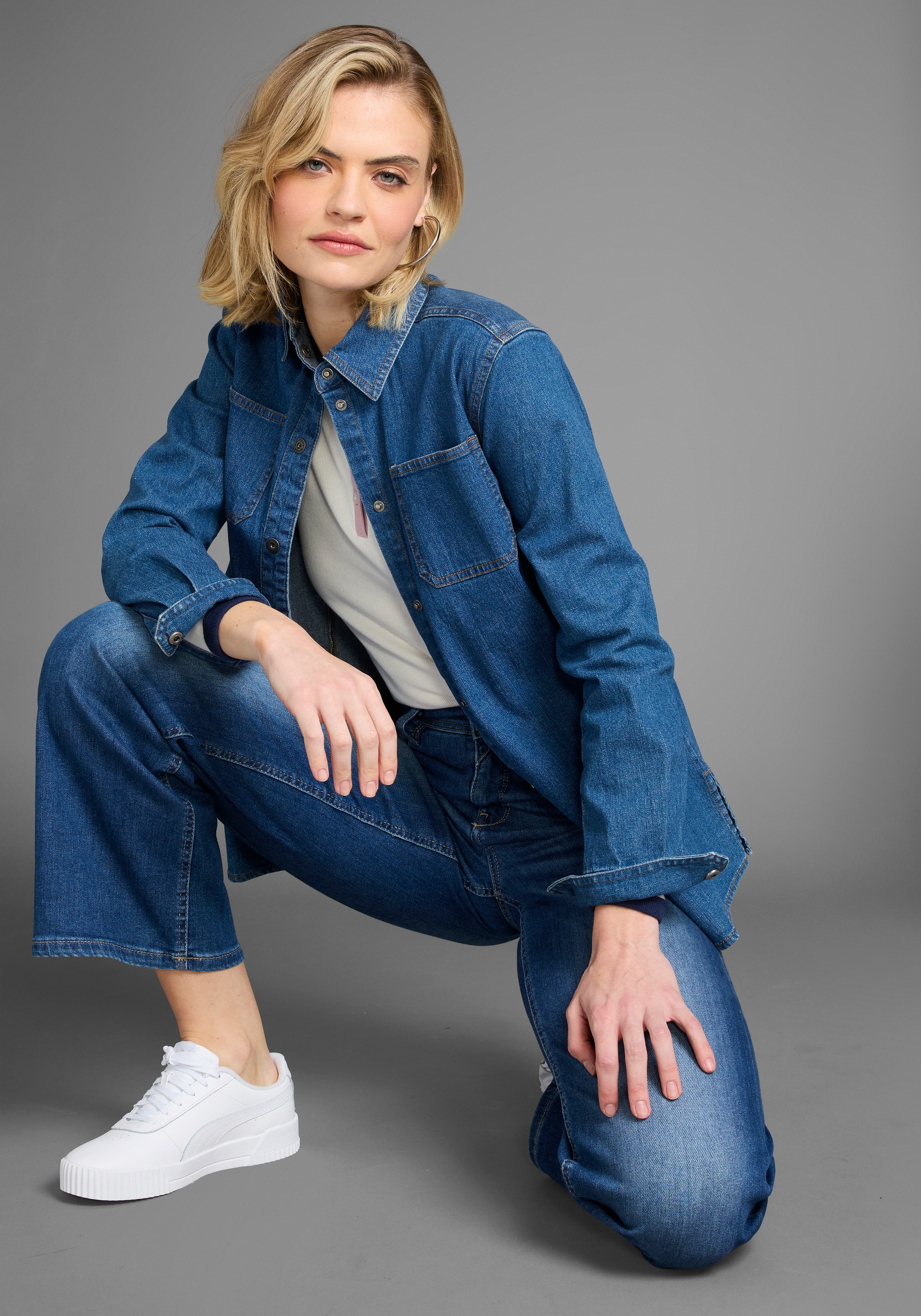 DELMAO Langarmshirt, mit kontrastfarbener Paspel & Knopfleiste - NEUE KOLLEKTION