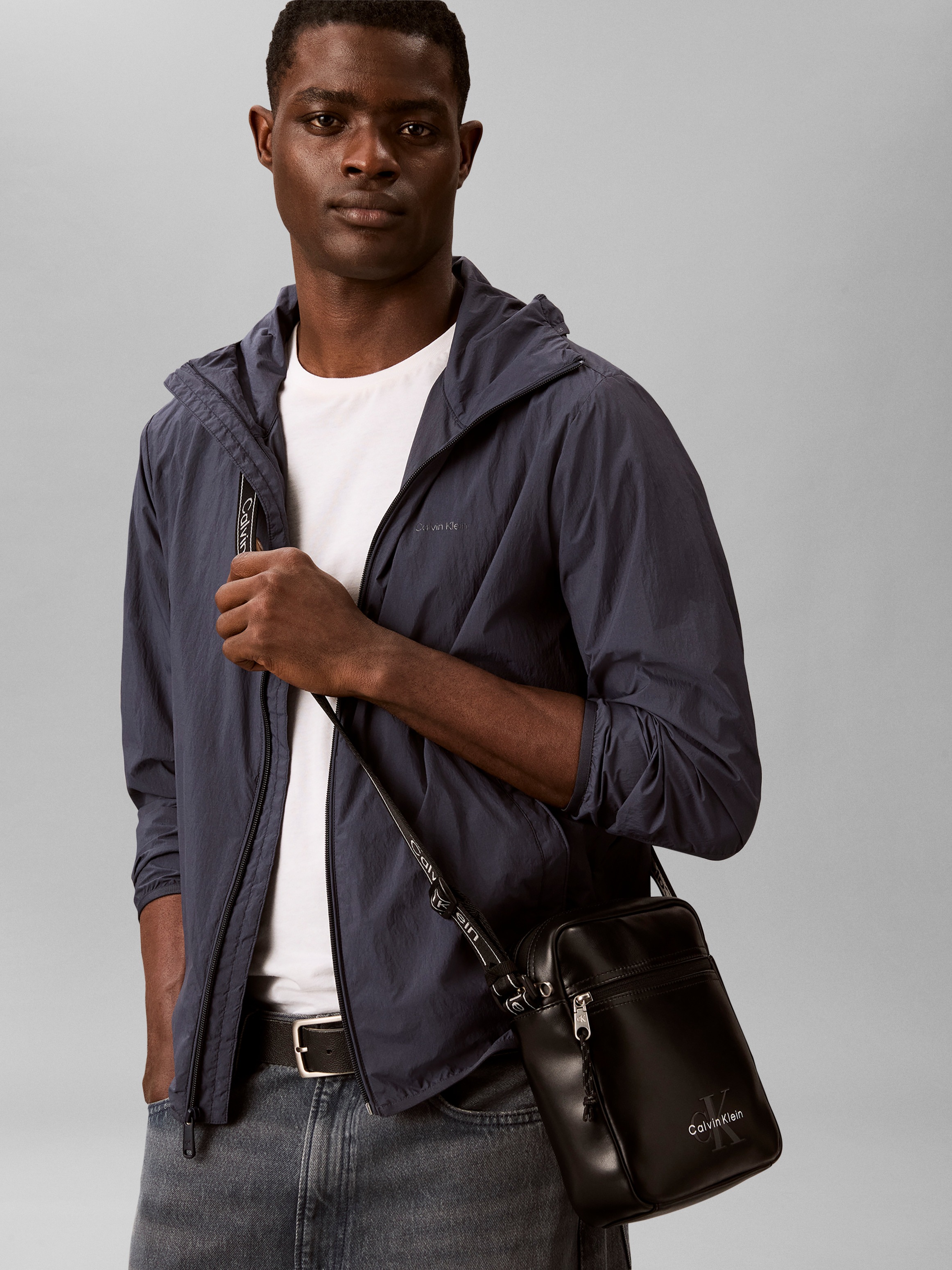 Calvin Klein Umhängetasche »BOLD LOGO WEBBING REPORTER« Schultertasche, Herren Body Bag mit Reißverschluss