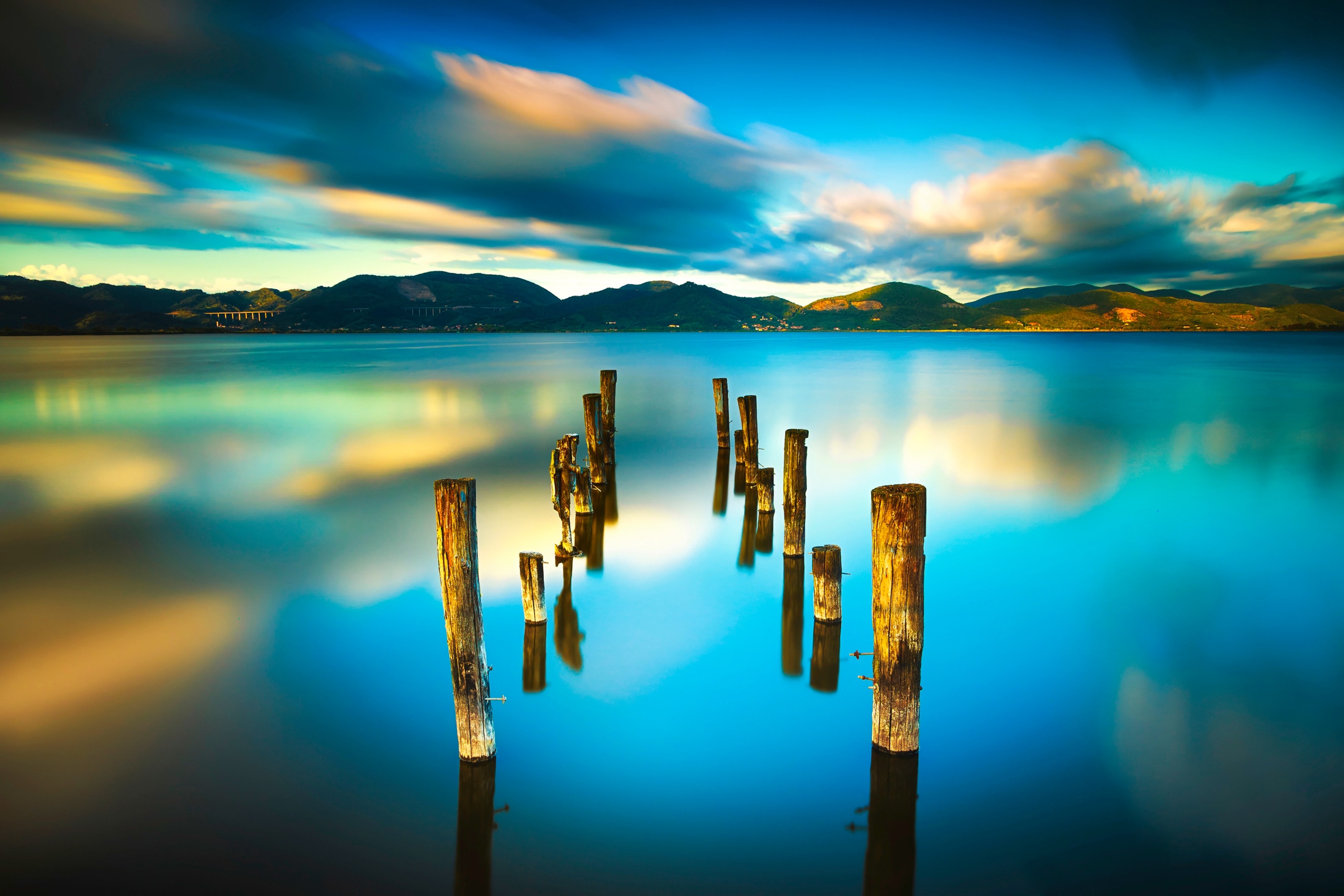 Fototapete »HOLZ-BRÜCKE-ALT STEG MEER GEBIRGE SEE STRAND SONNE RUHE«