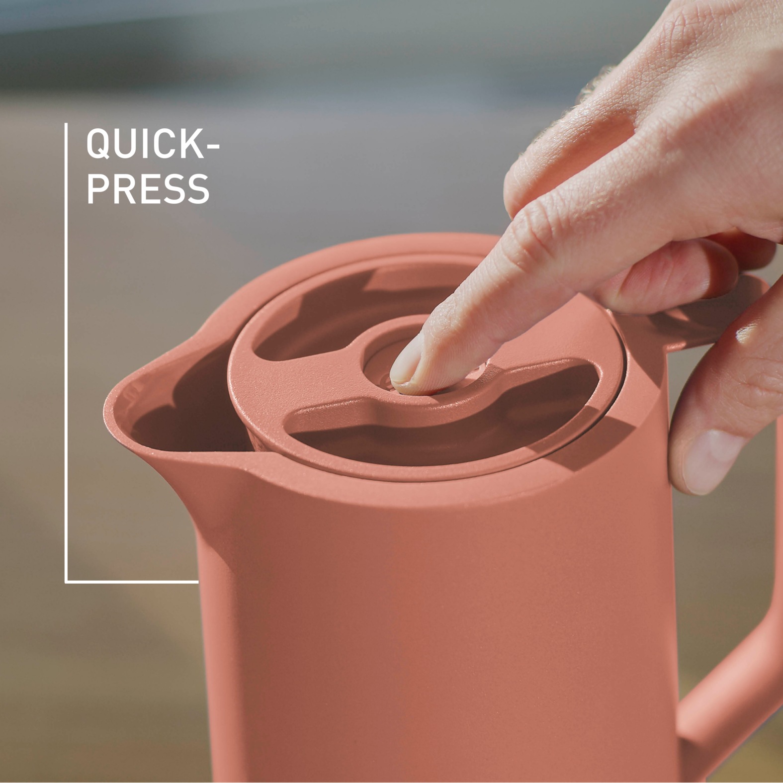 Emsa Isolierkanne »Motiva in modernem Design, 100% auslaufsicher, Made in Germany«, 1 l, (doppelwandiger Glasisolierkolben, bis zu 12h warm/24h kalt), Quick-Press-Deckel, Einhandbedienung, ergonomischer Schraubdeckel