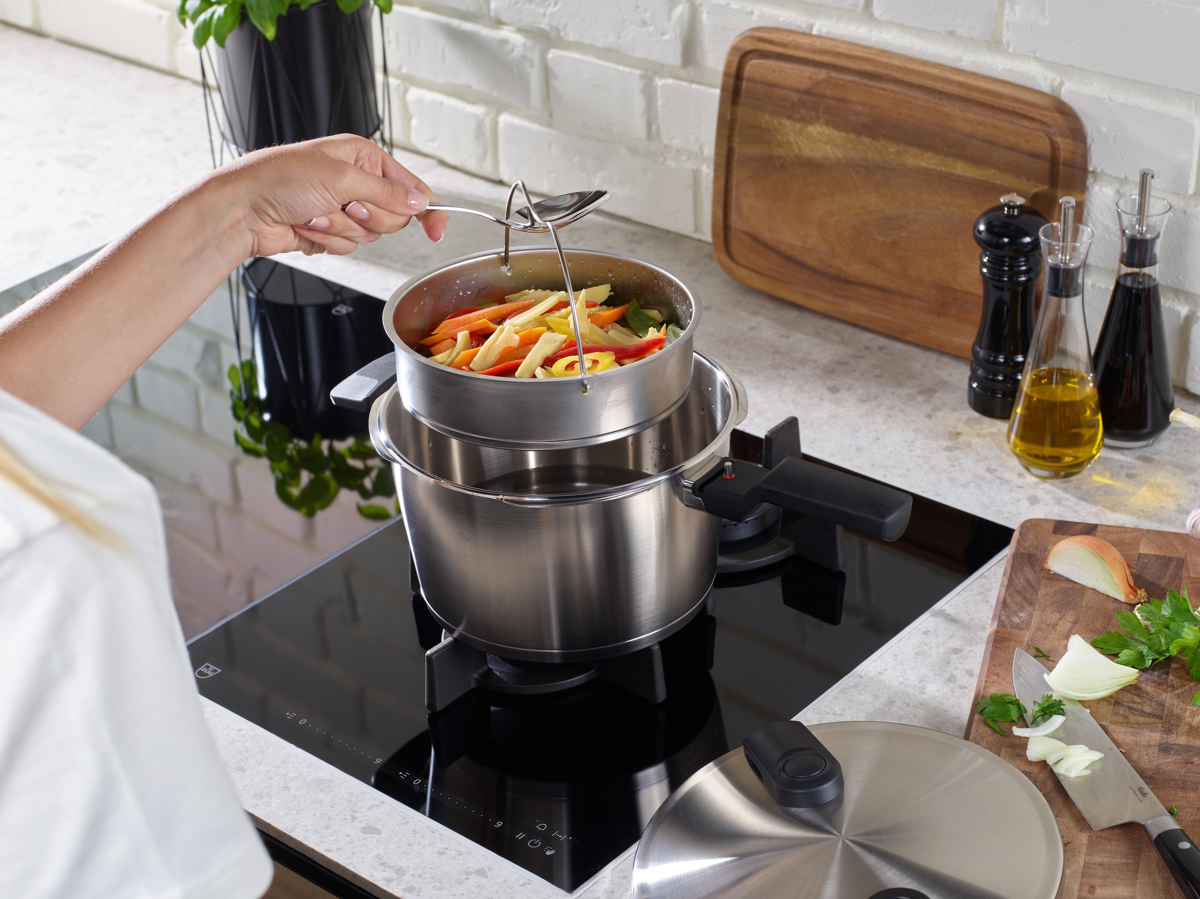 Fissler Schnellkochtopf »Vitaquick® Premium«, Edelstahl 18/10, (3 tlg., 1 Schnellkochtopf 2,5 L, 1 Metalldeckel, 1 Dünsteinsatz), Made in Germany, mit gelochtem Einsatz