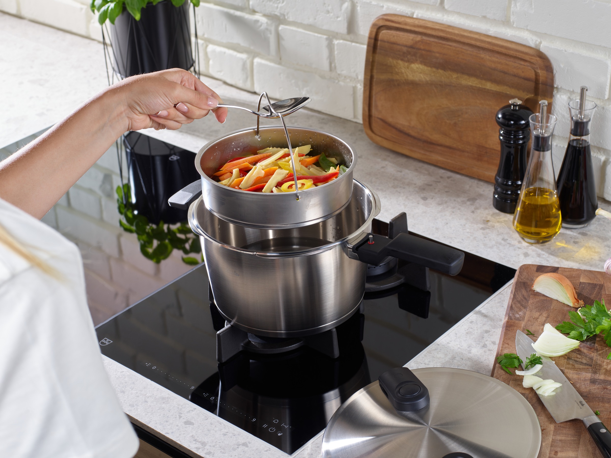 Thumbnail - Fissler Schnellkochtopf "Vitaquick Premium" 1 Schnellkochtopf 6,0 L, 1 Metalldeckel, 1 Dünsteinsatz, 3 Stk. tlg. Edelsta...