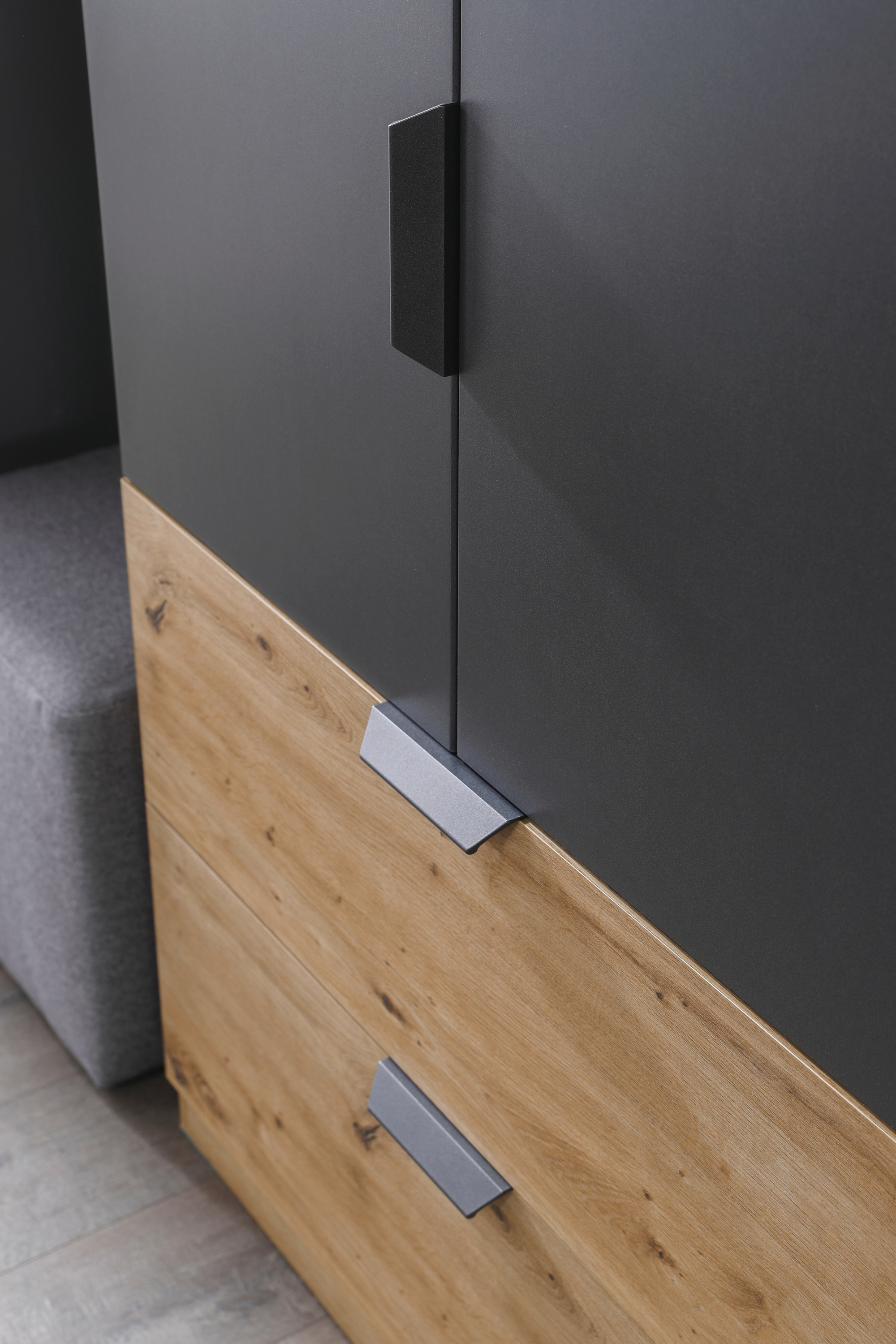 rauch Drehtürenschrank »Dark&Wood by Quadra Spin«, im Industrial Style mit Metallgriffstangen