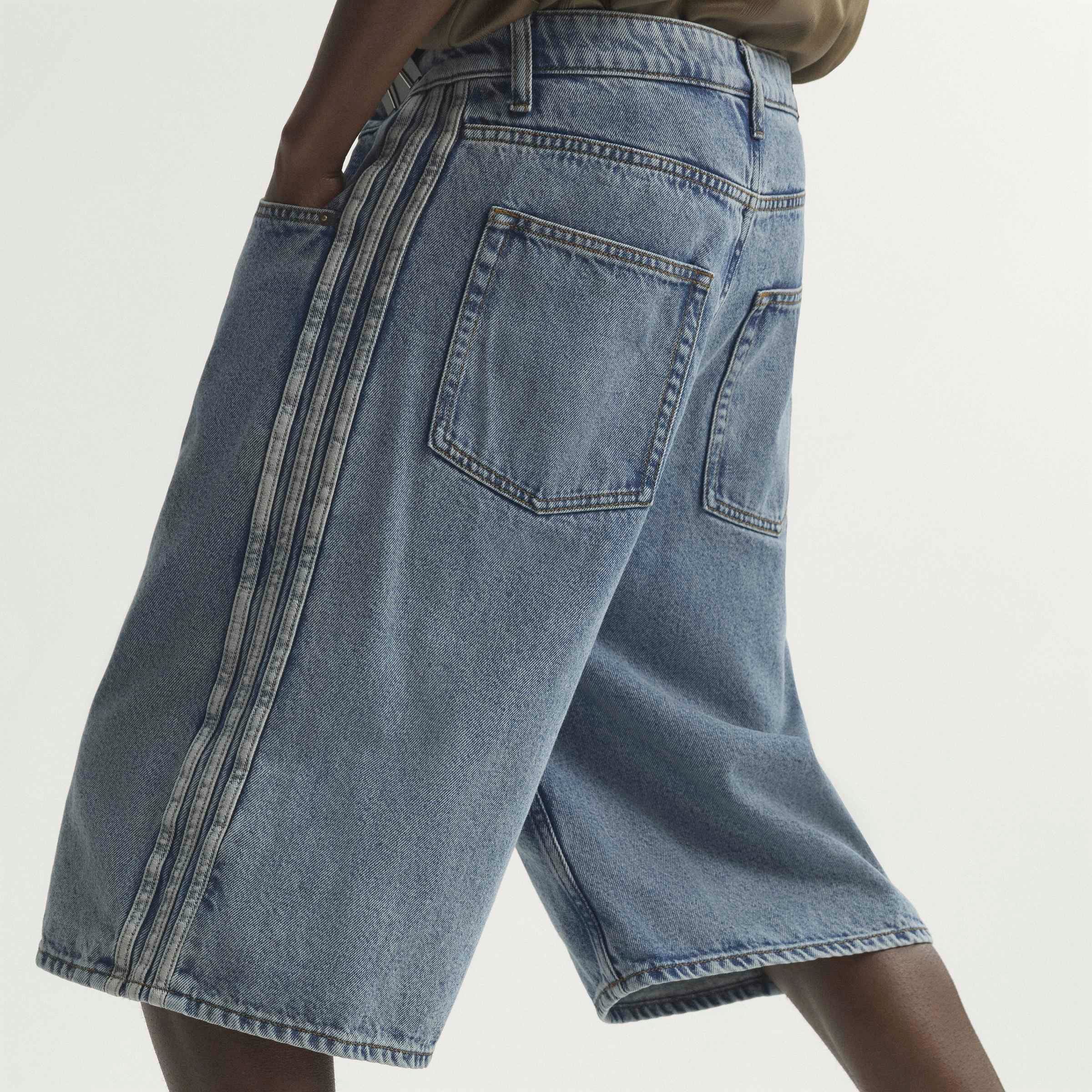 adidas Originals Jeansbermudas »FIREBIRD ADICOLOR DENIM-JORTS MITTELHOHER BUND BEIN GERADE GESCHNITTEN«