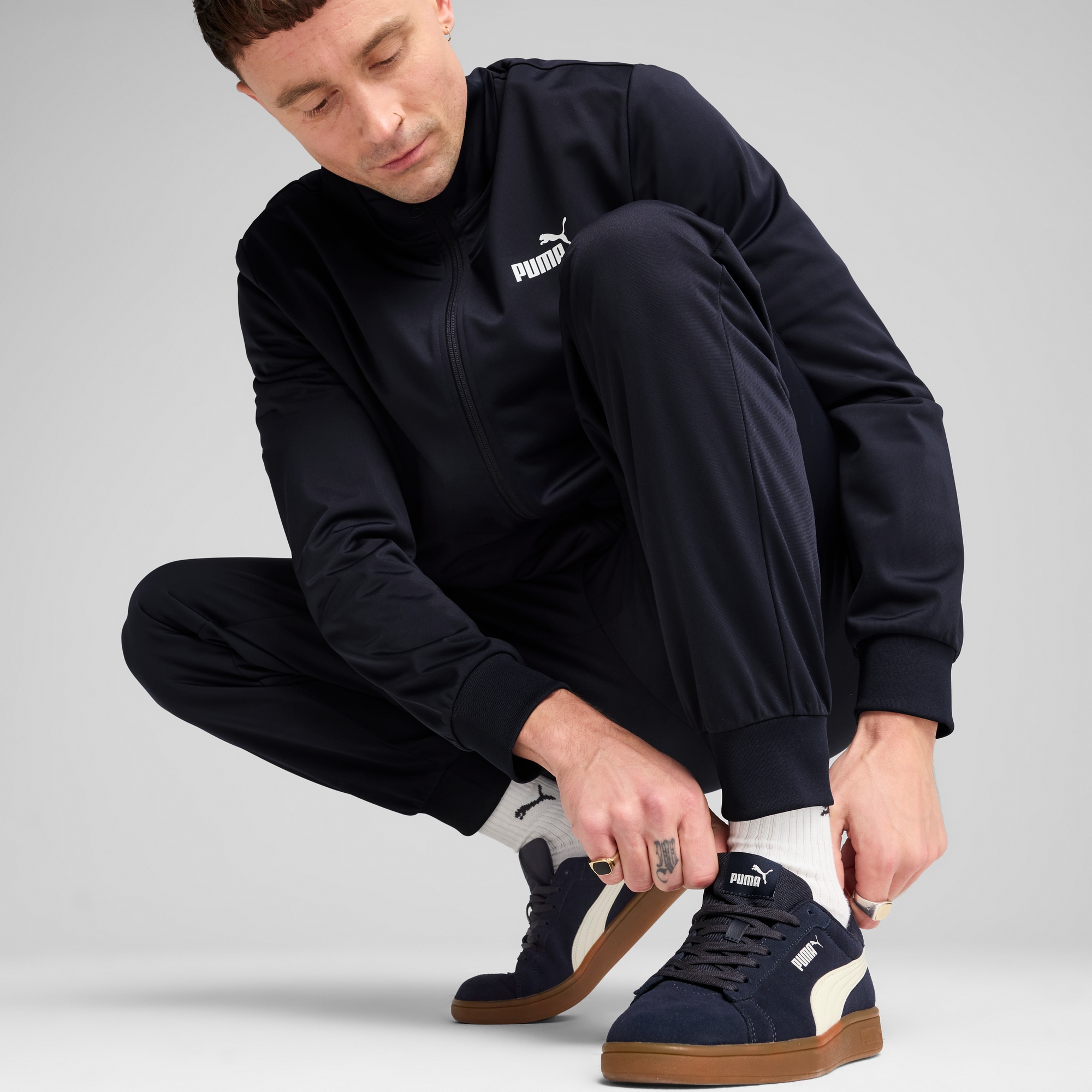 PUMA Trainingsanzug »ESS POLY SUIT CL«, (2 tlg.), Sportanzug im Casual Style