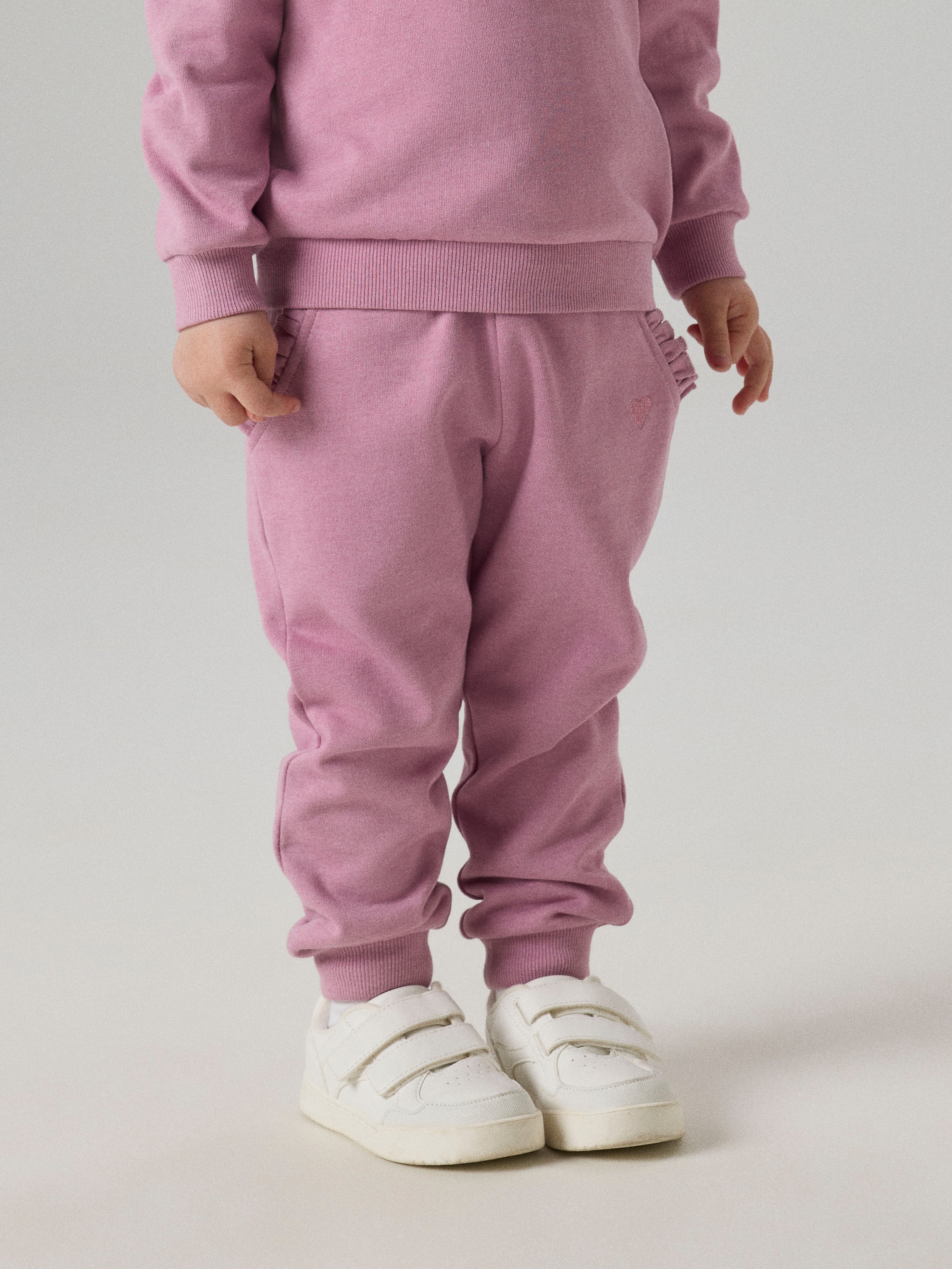 Name It Sweathose »NMFVIMA SWE PANT BRU NOOS«  mit süßem Rüschendetail