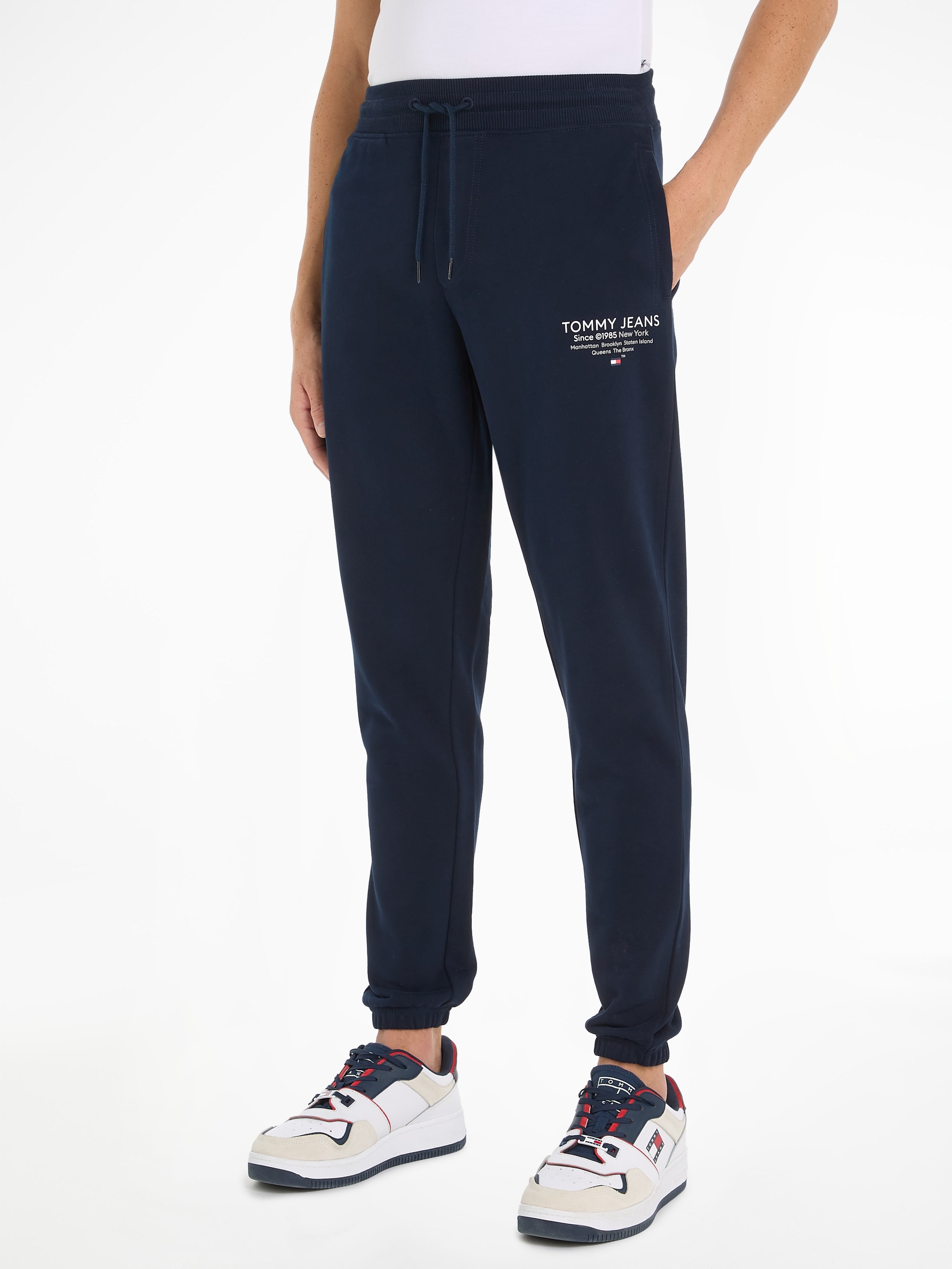 Tommy Jeans Jogginghose »TJM SLIM ENTRY GRAPHIC SWEATPANT«, mit Logodruck am Bein