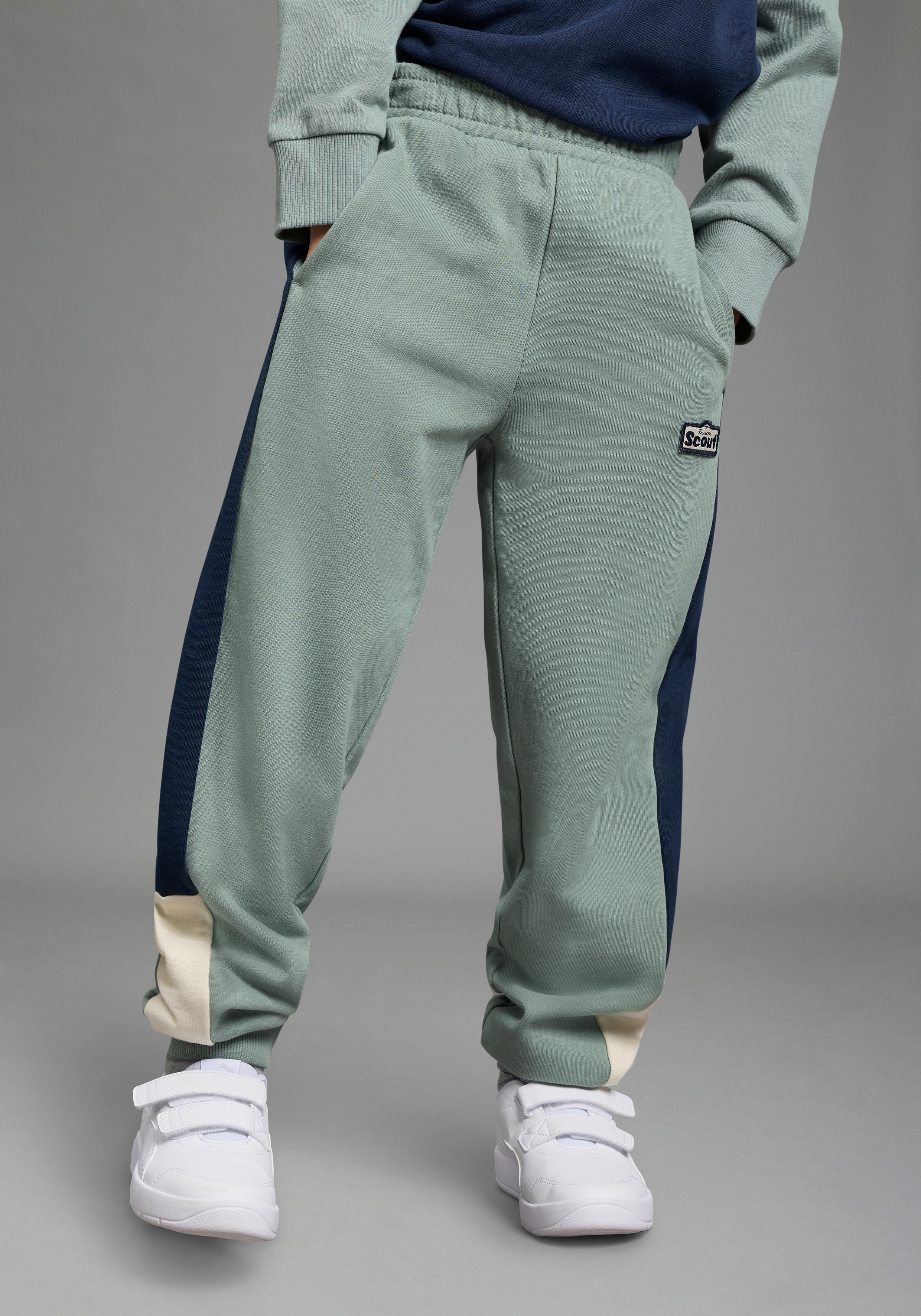 Scout Sweathose "Jogginghose mit kontrastfarbigen Seiteneinsätzen- NEU von SCOUT" Sweathose mit seitlichen Einsätzen und SCOUT Badge