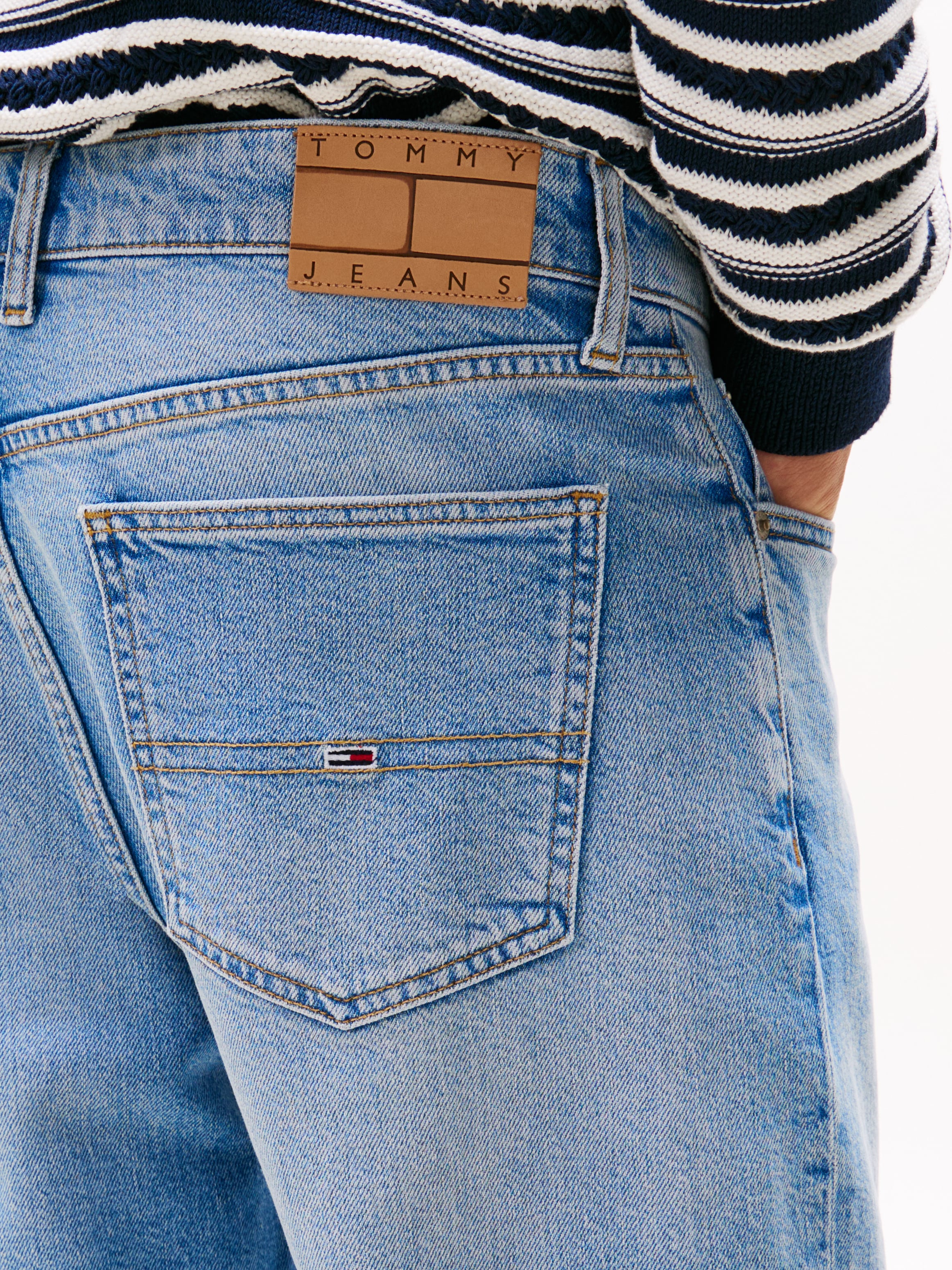 Tommy Jeans Gerade Jeans »Isaac Relaxed Tapered«, Mit Gürtelschlaufen