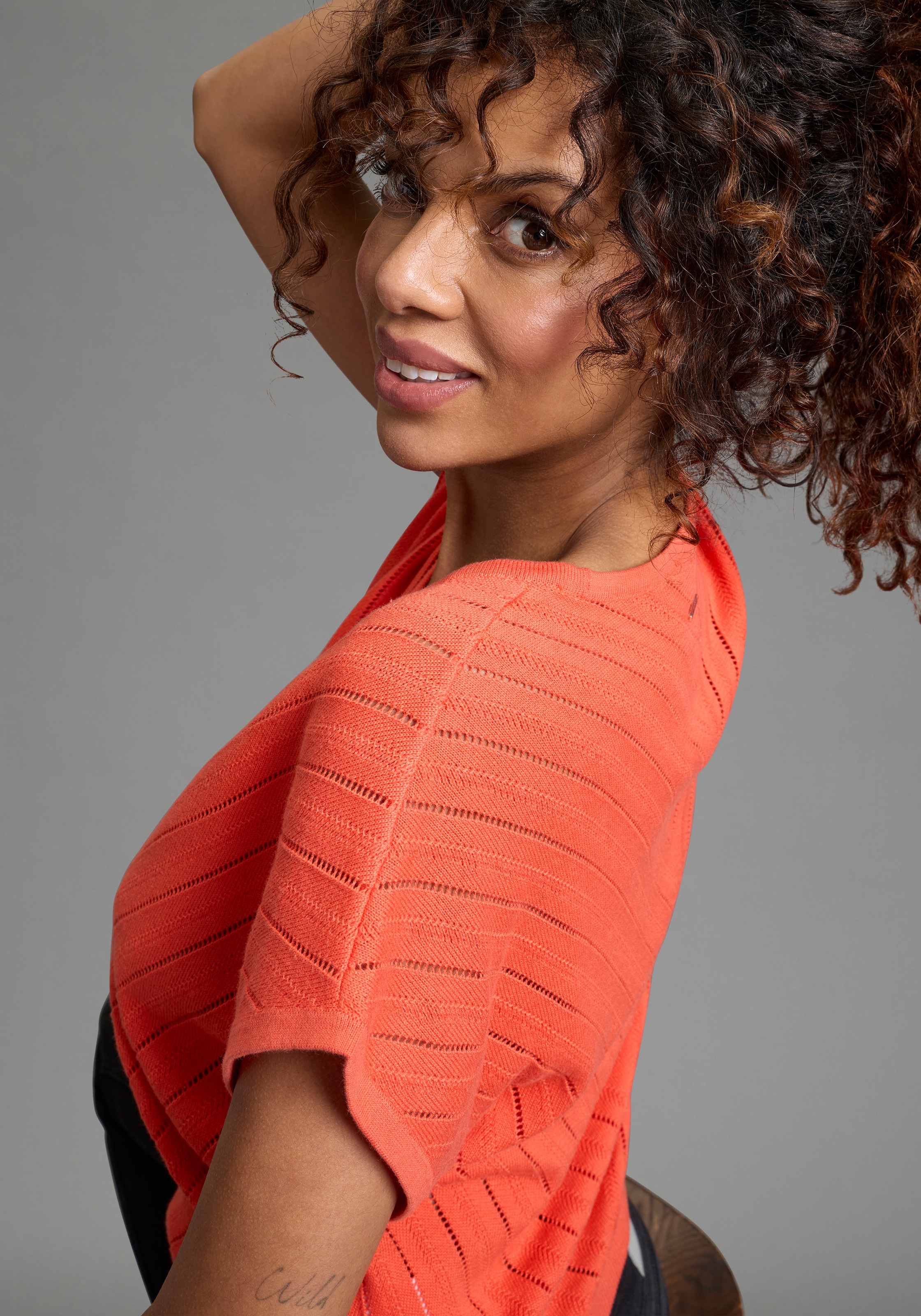 Thumbnail - Laura Scott Strickjacke mit modernen Struktur und femininen V-Ausschnitt