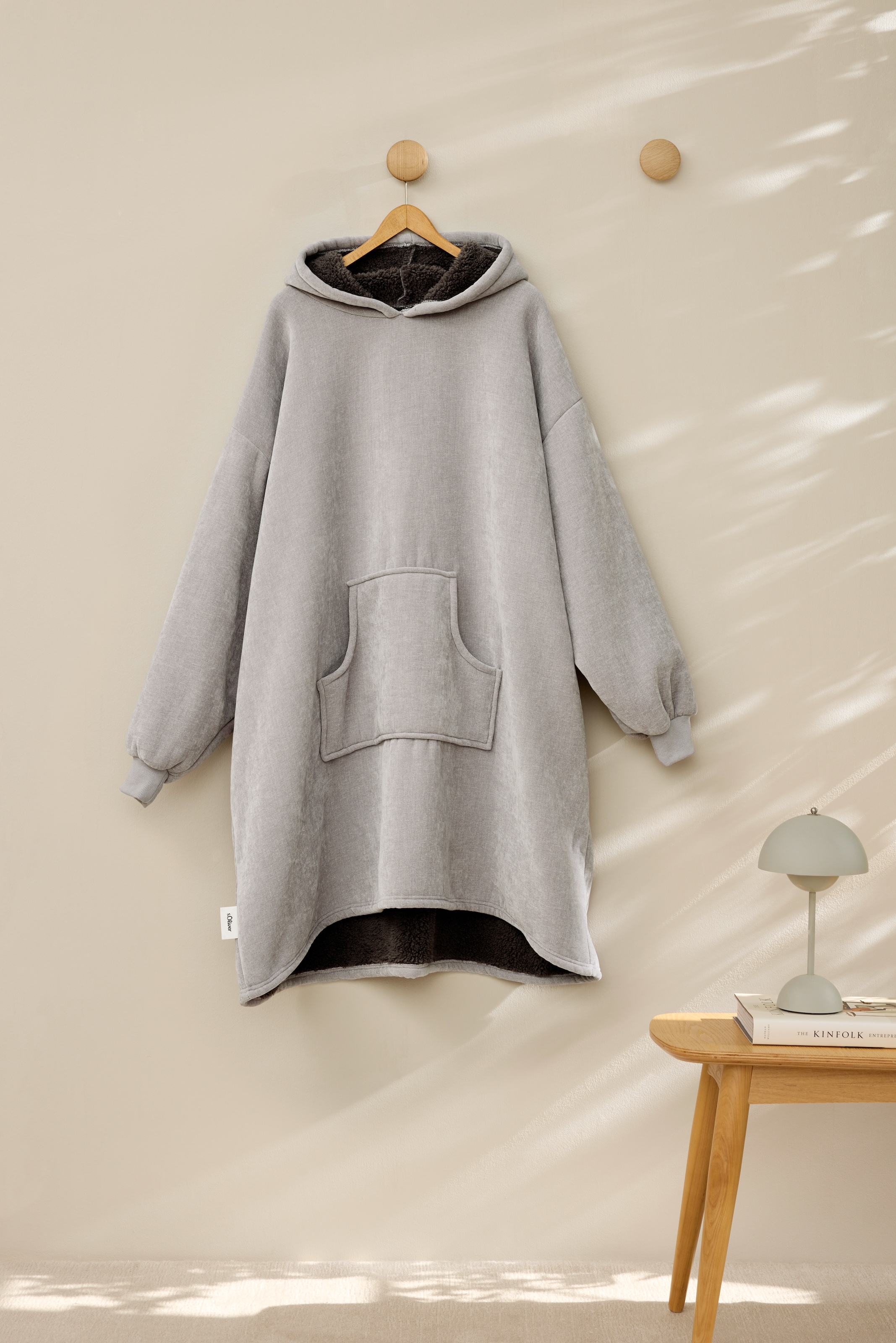 s.Oliver Wohndecke »s.Oliver Lounge Hoodie«, mit Kapuze, Ärmeln und Tasche