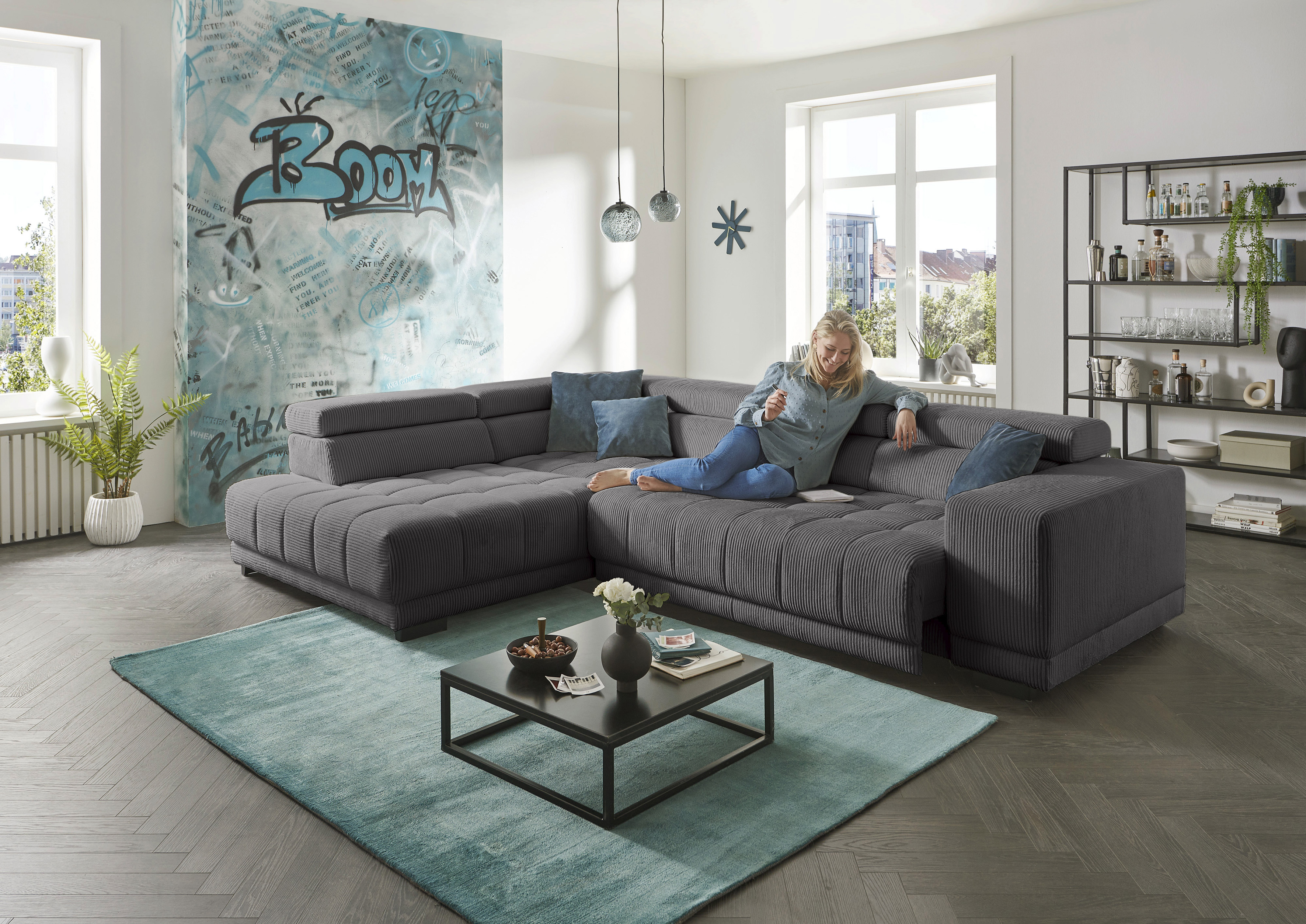 Die PlanBar Ecksofa "MP-IN15053 L-Form breiter Schenkel" wahlweise mit Kopfteilverstellung und manueller Vorziehbank