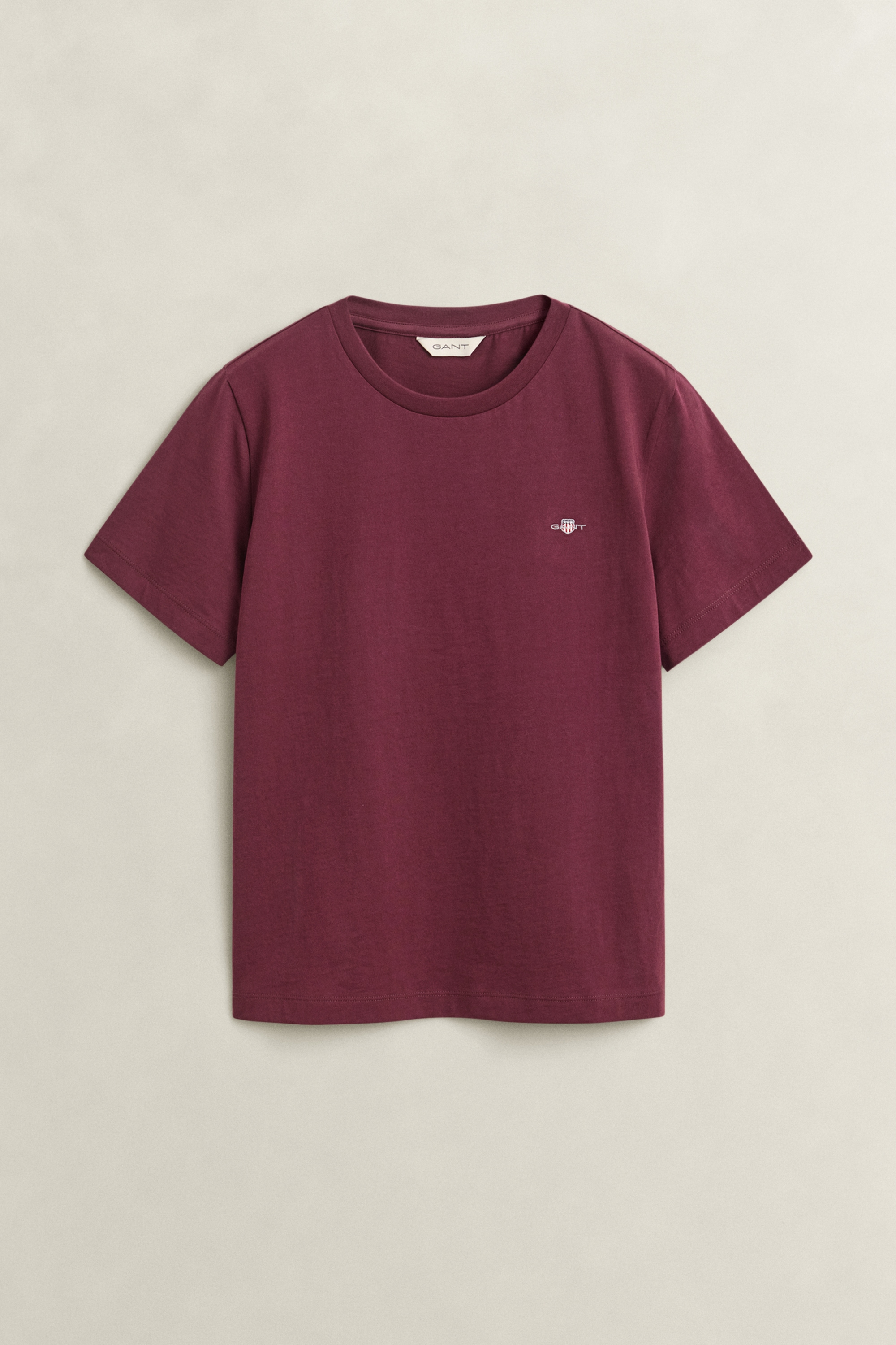 Gant T-Shirt "REG SHIELD KA T-SHIRT" mit einer kleinen aufgestickten Wappen-Grafik auf der Brust