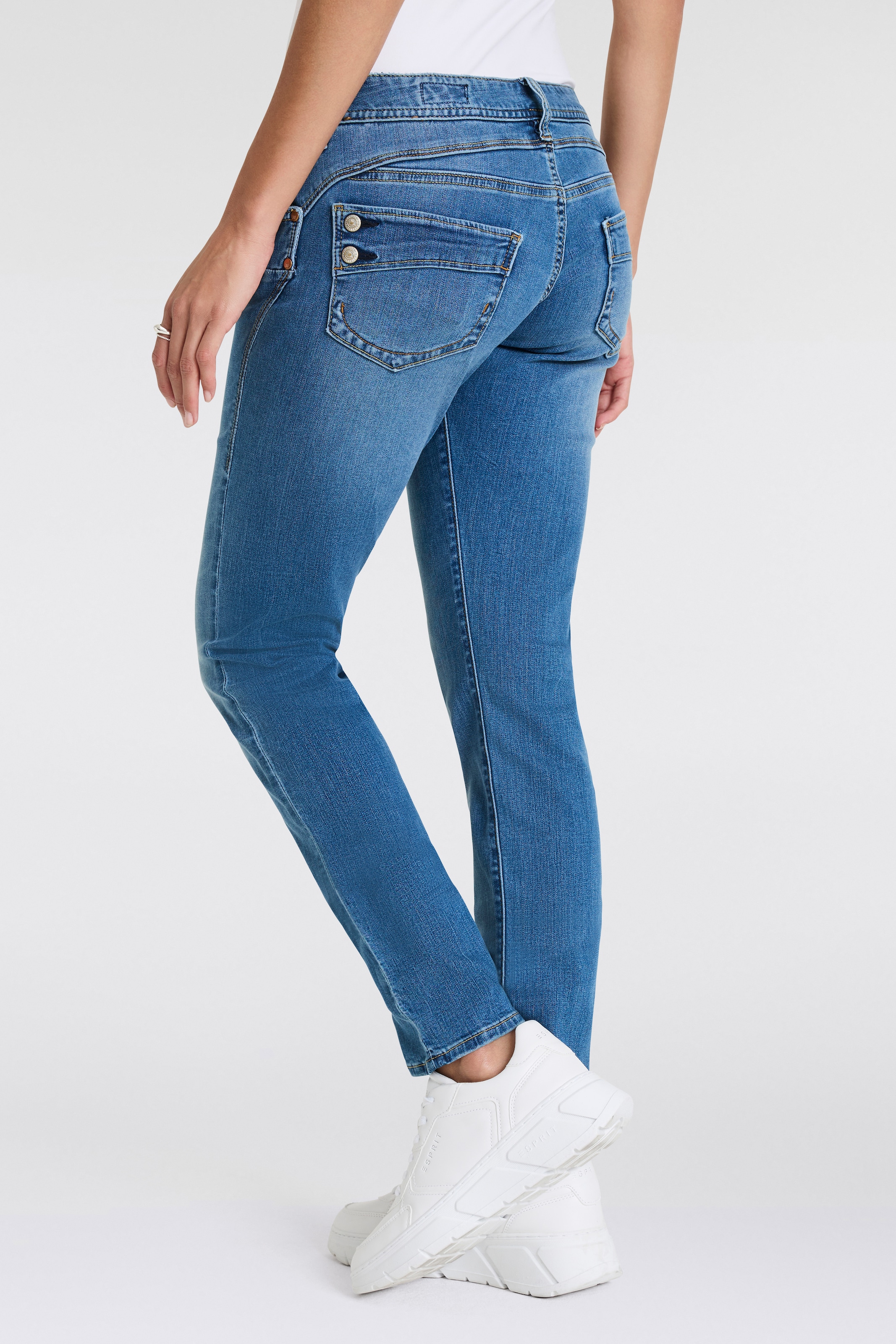 Herrlicher Slim-fit-Jeans »Piper Slim Organic Denim«, mit Logoknöpfen an den Gesäßtaschen