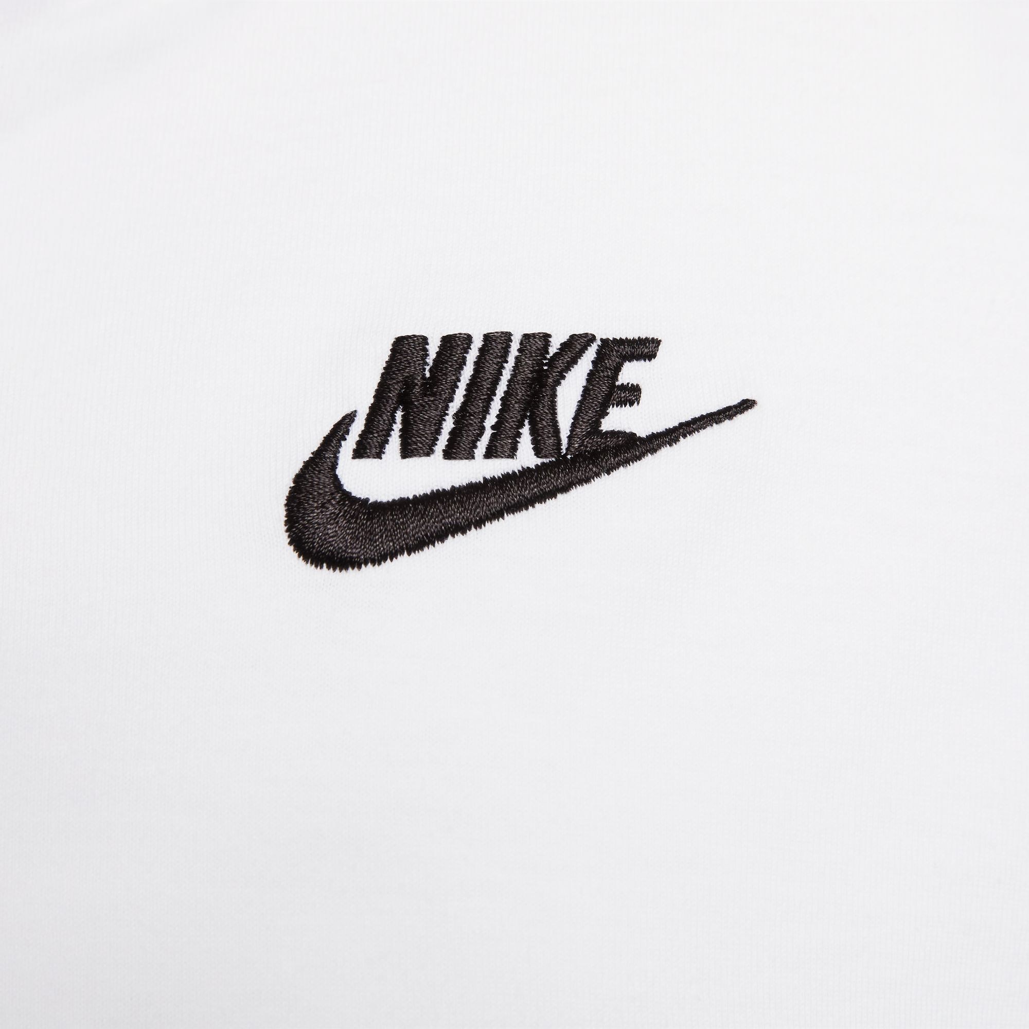 Nike Sportswear T-Shirt »CLUB ESSENTIALS WOMEN'S T-SHIRT (PLUS SIZE)« etwas weiterer Schnitt, kürzere Länge am Body, sportlicher Stil