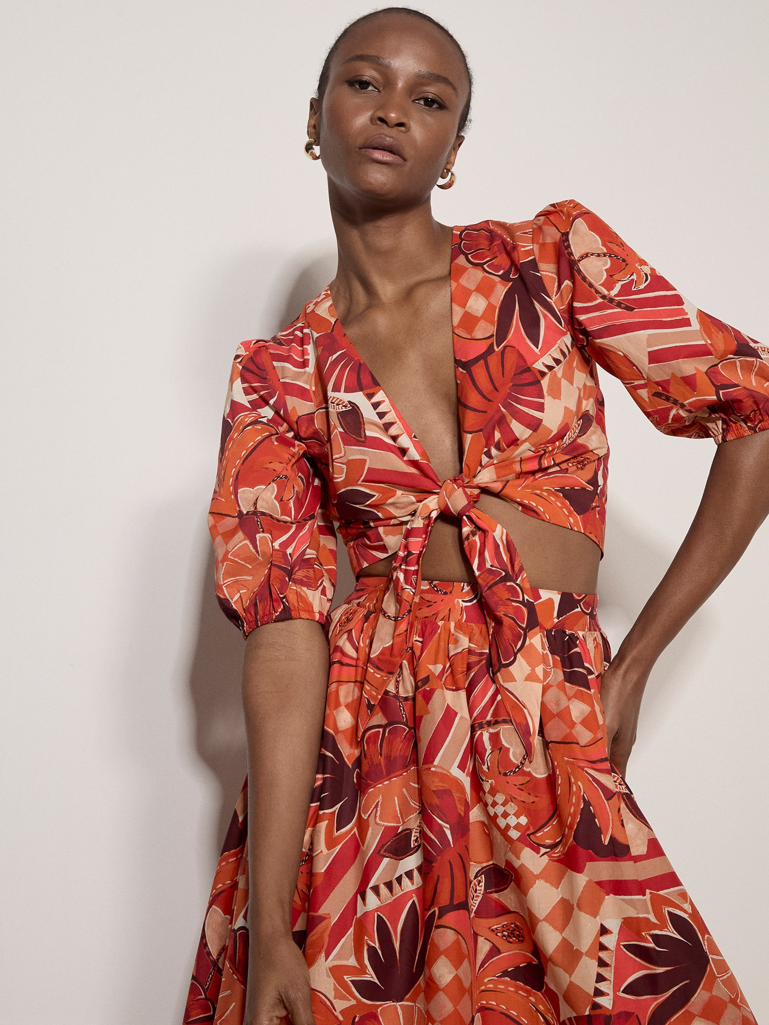 Apricot Druckbluse "Top mit Patchwork-Muster aus tropischen Blättern" Bindeband vorne
