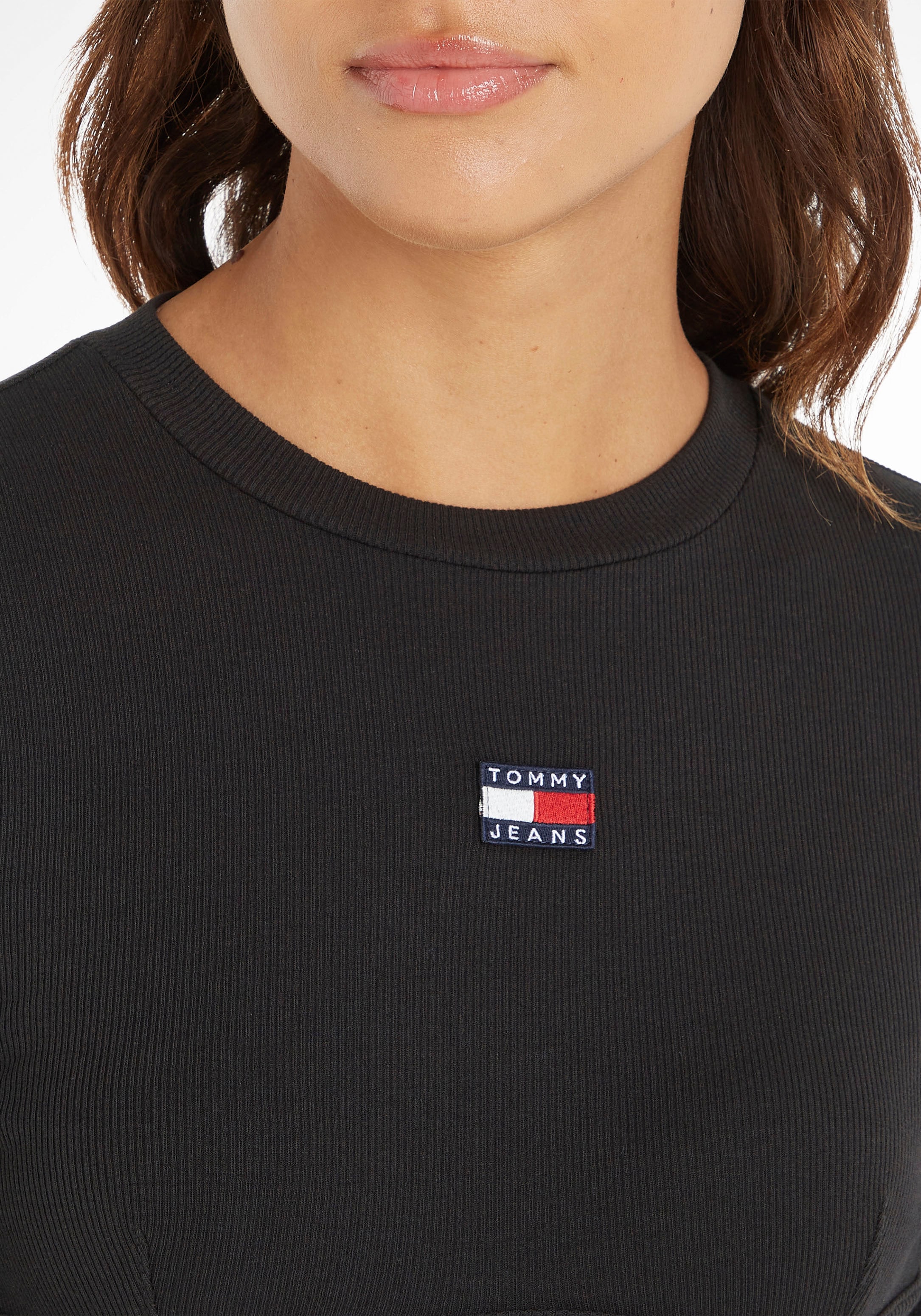 Tommy Jeans kaufen | Rundhalsshirt LS«, BBY Logo-Badge BAUR für mit »TJW XS BADGE