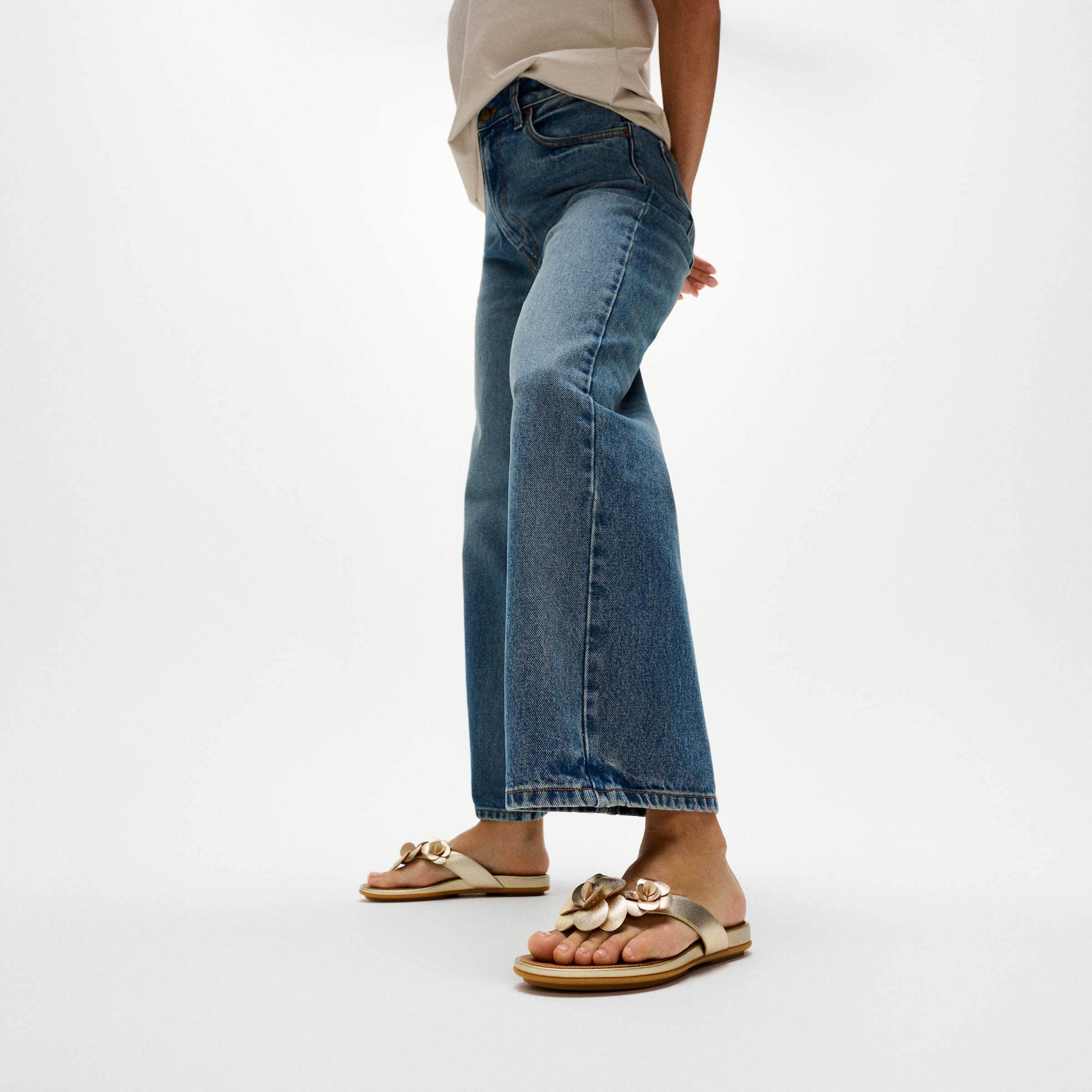 Fitflop Dianette »GRACIE FLOWER LEATHER FLIP-FLOPS«  Zehentrenner, Sommerschuh mit auffälliger Blüte