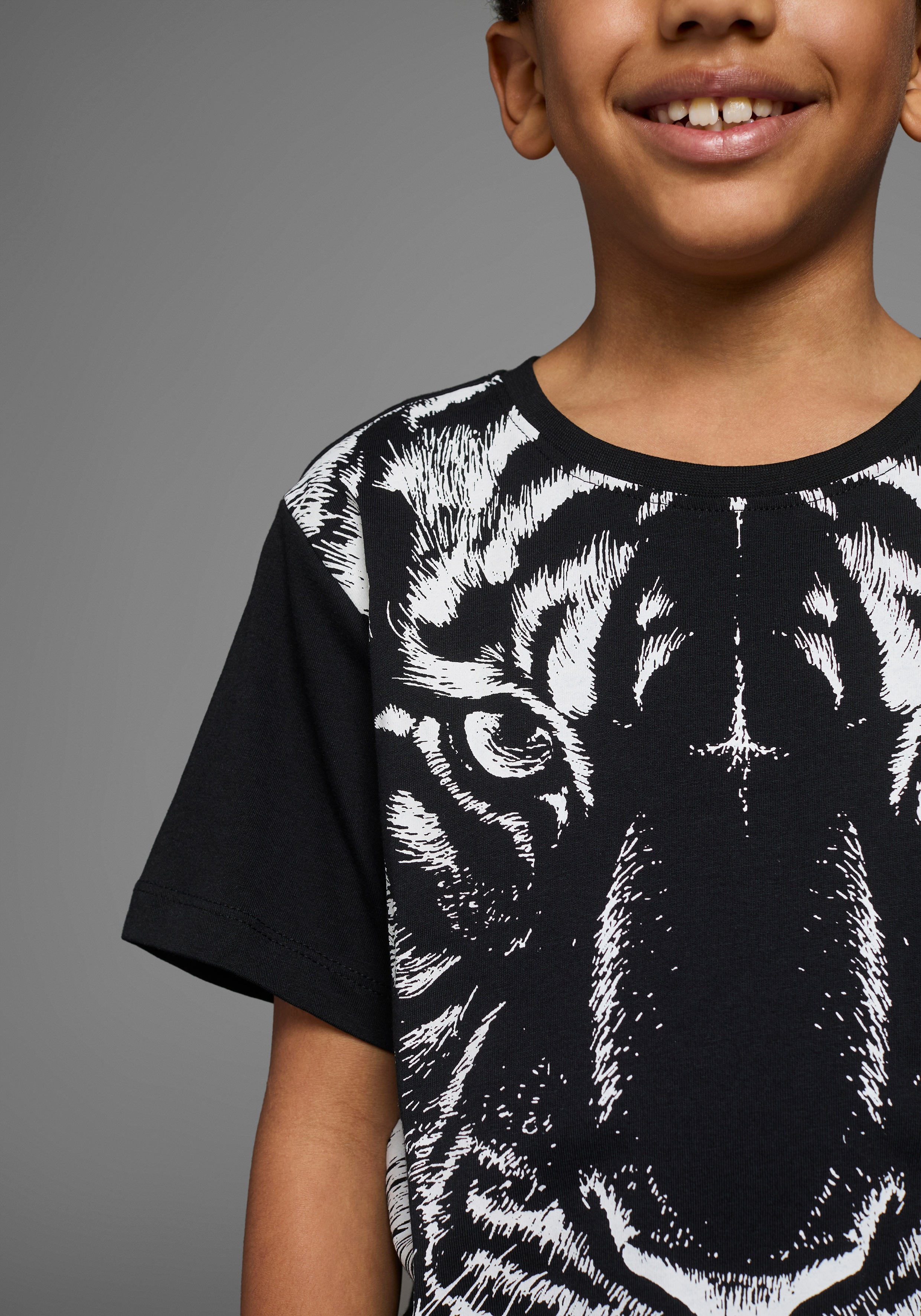Thumbnail - KIDSWORLD T-Shirt "Mit großem Druck: WHITE TIGER" Kurzarm, Basic-Passform, bedruckt, Rundhalsausschnitt