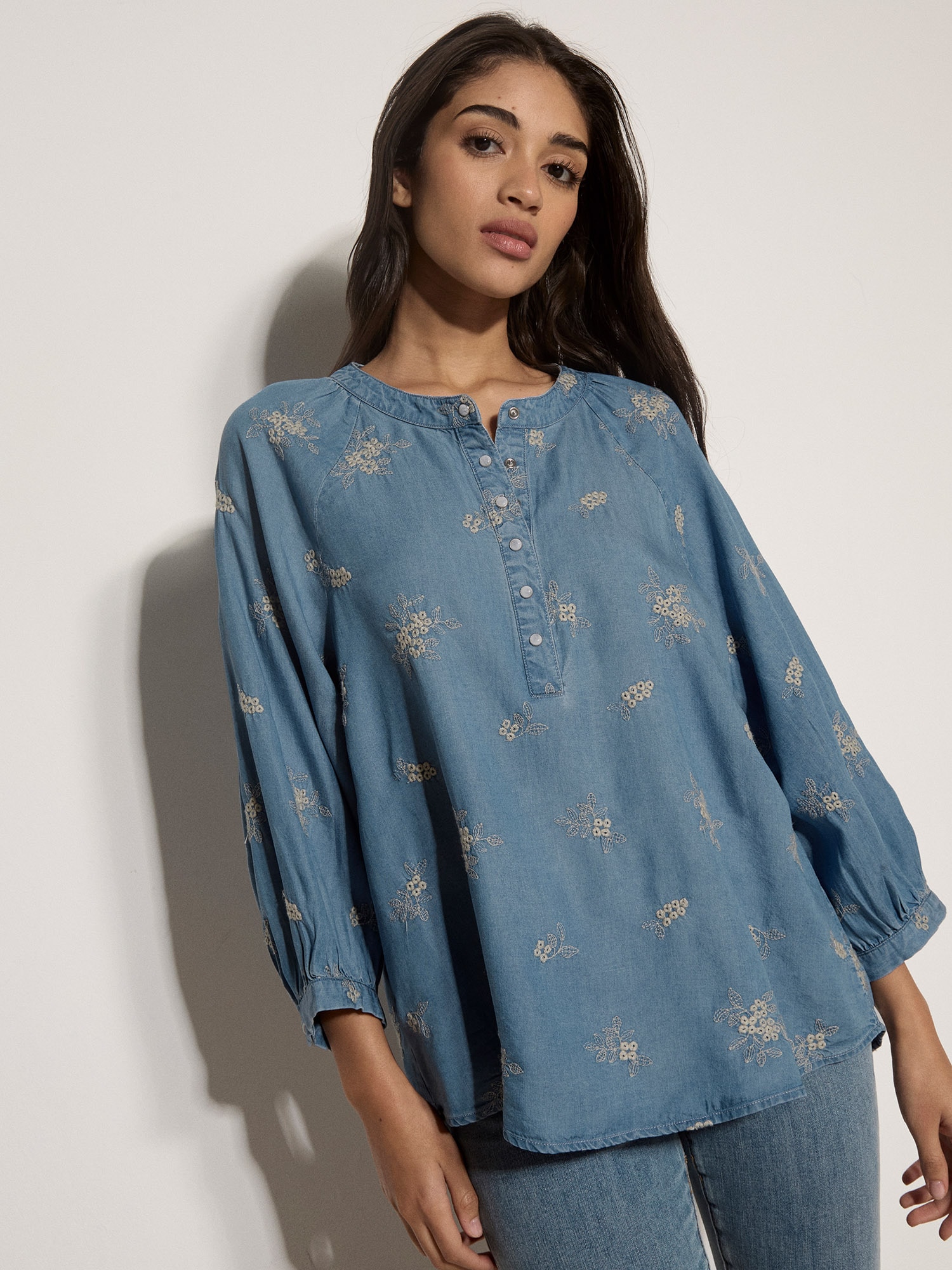 Apricot Blusentop "Denimbluse mit Blumenstickerei" mit Blousonärmeln