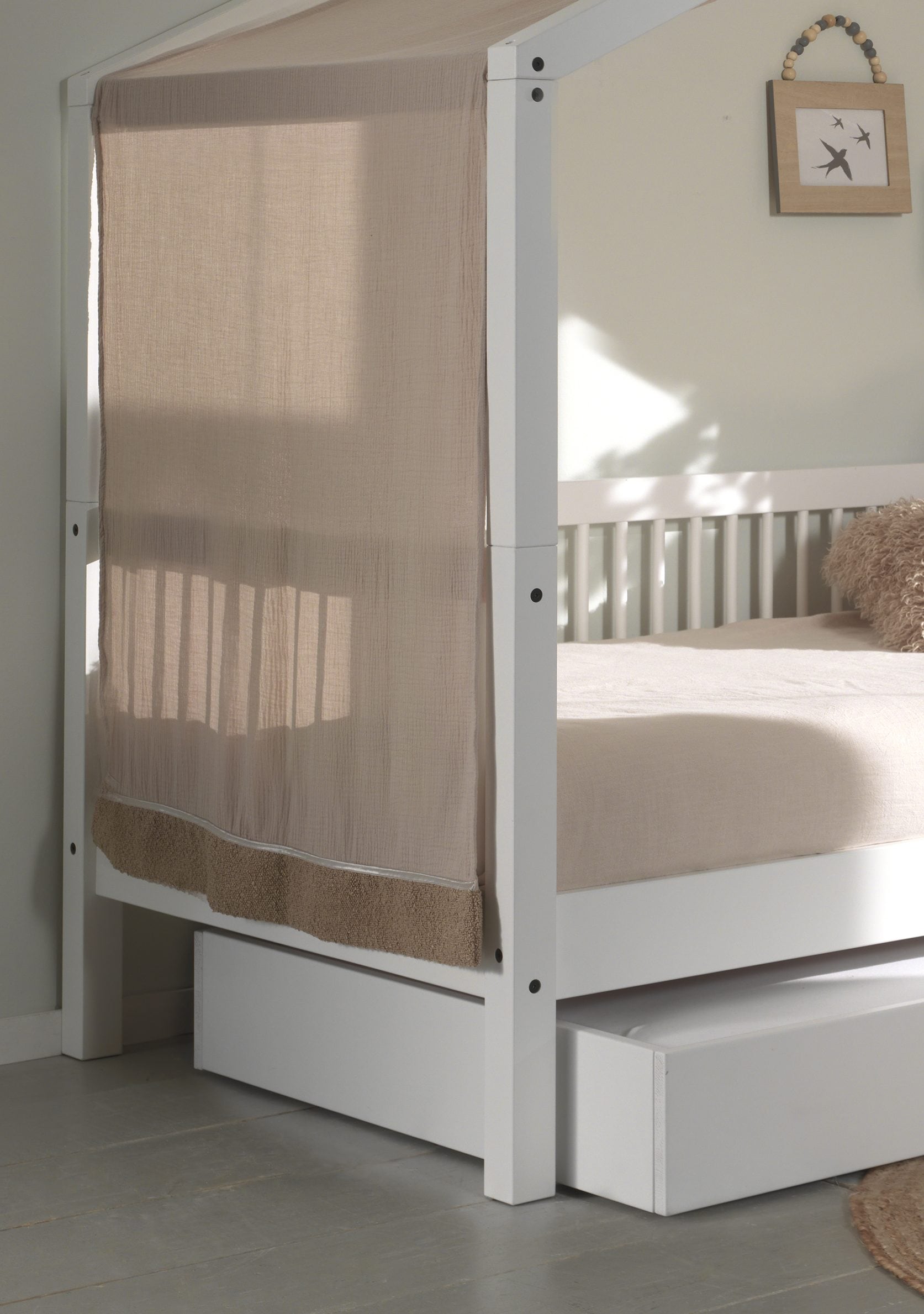 Home affaire Hausbett »Forrest mit Dachaufbau, Textilhimmel, später umbaubar zum Einzelbett«, 90/200 Buche massiv weiß lackiert, wahlweise mit o. ohne Bettschublade
