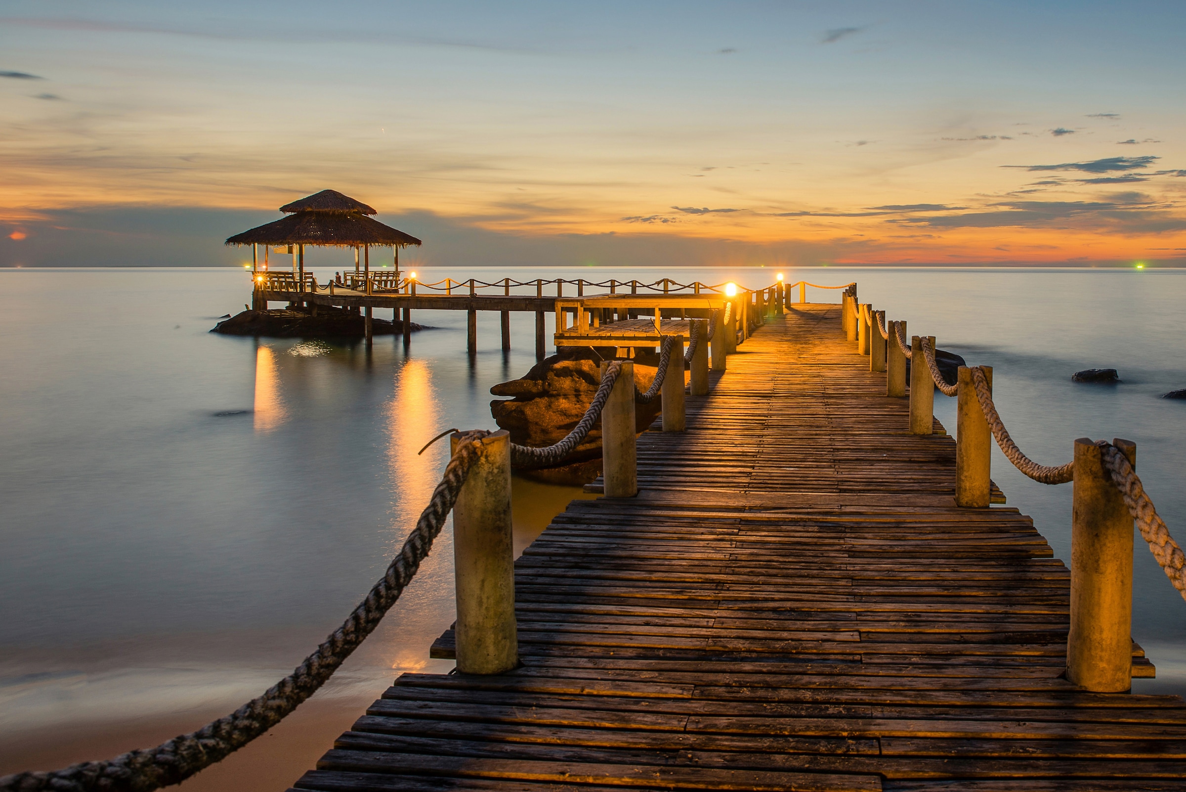Fototapete »Wooded bridge pier between sunset«