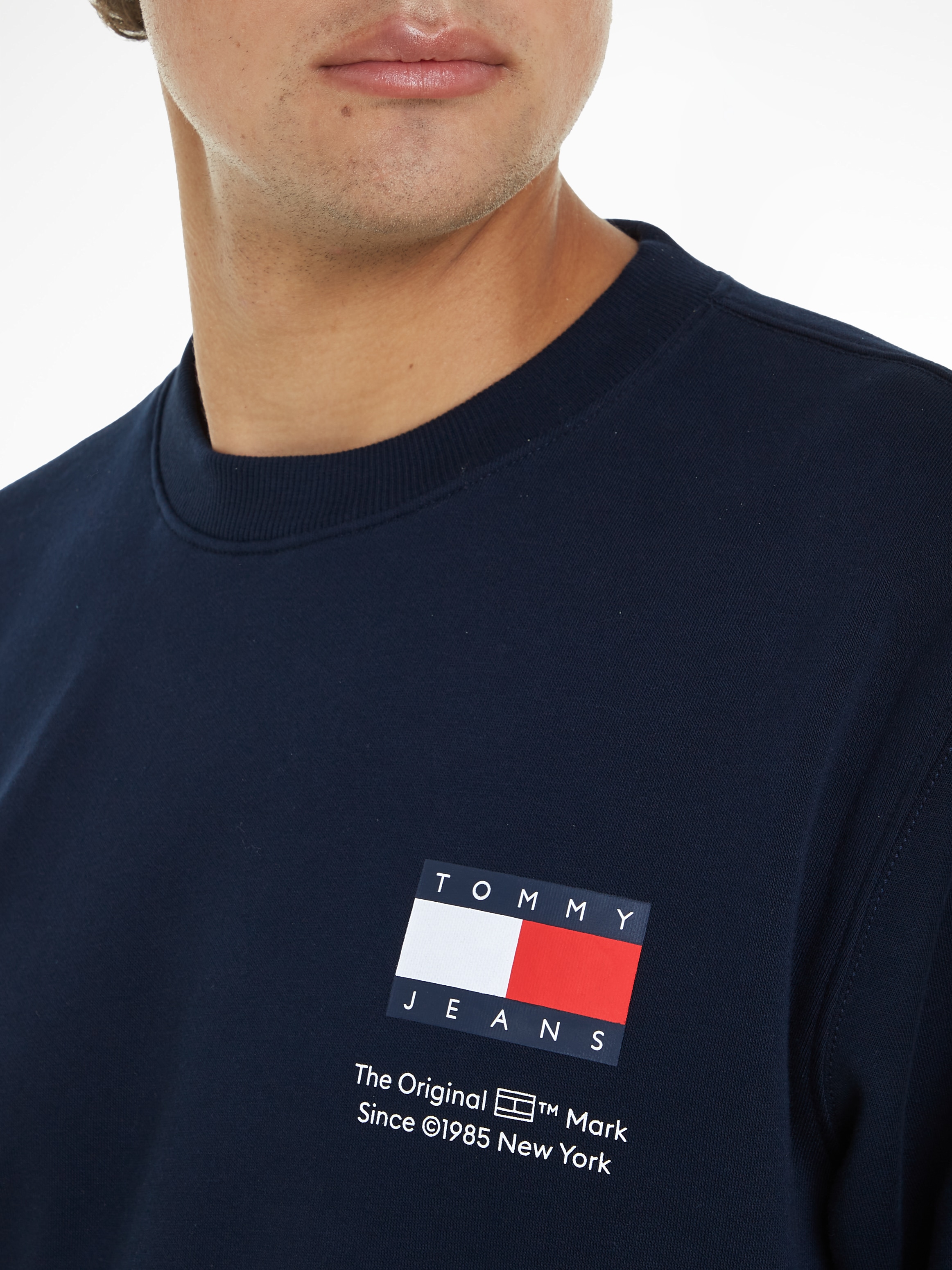 Tommy Jeans Sweatshirt »TJM REG ESSENTIAL FLAG CNECK EXT«, Rundhals-Sweatshirt mit Logo