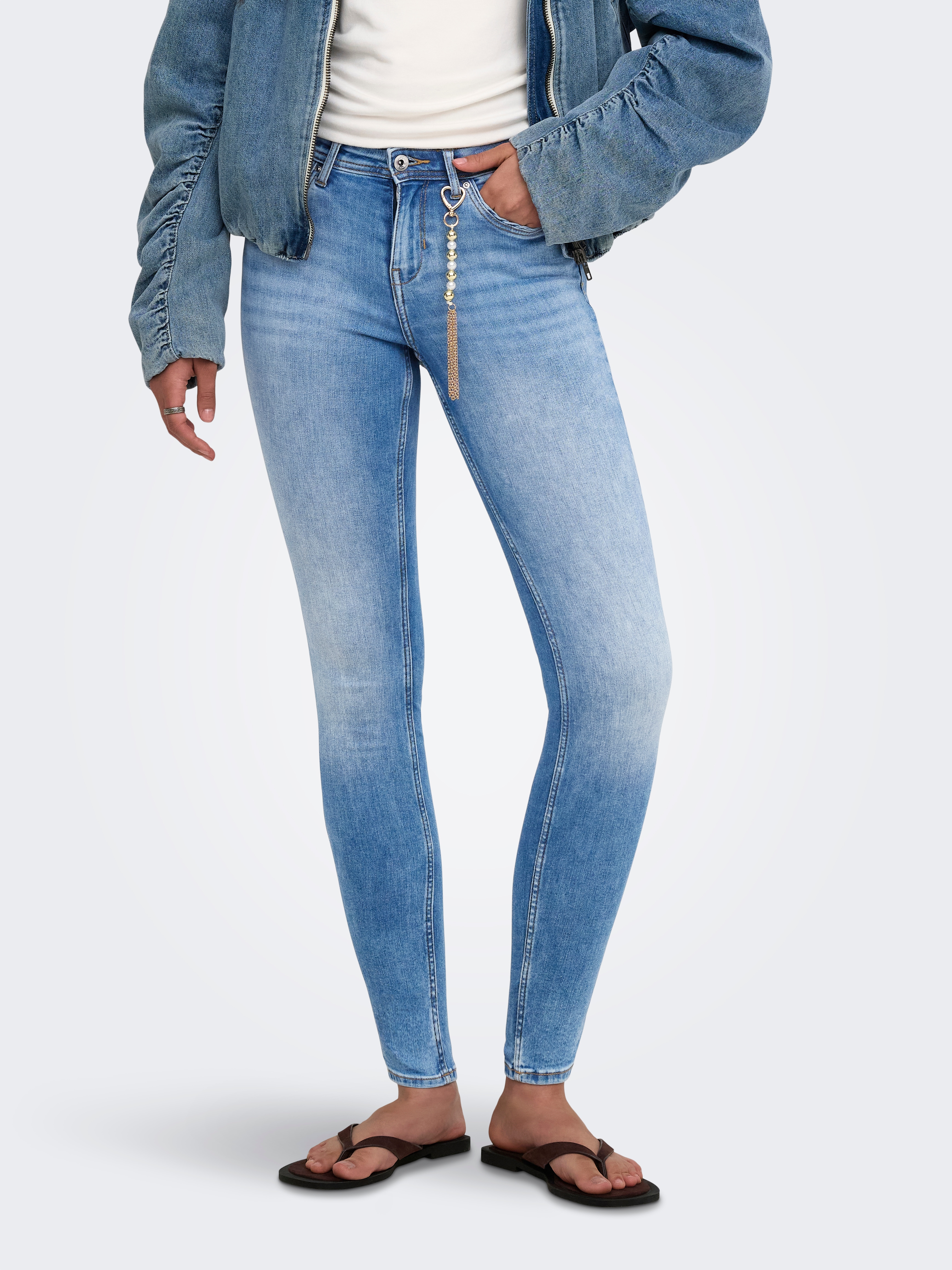 ONLY Skinny-fit-Jeans "ONLWAUW MID WAIST CHARM DNM" Baumwollmischung, skinny fit, mid waist, mit Charm-Anhänger